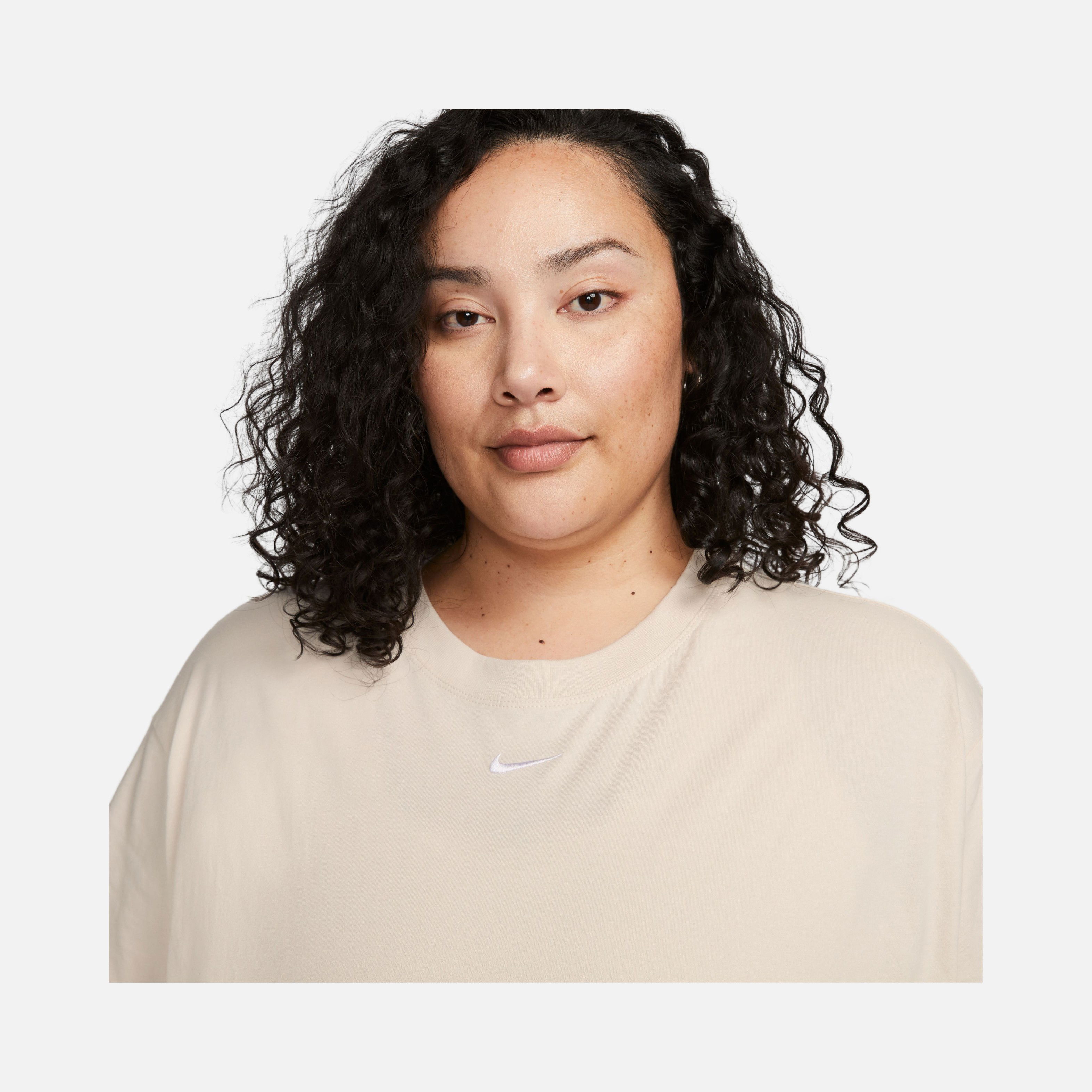 Nike Sportswear Essential Relaxed Fit Short-Sleeve (Plus Size) Kadın Tişört