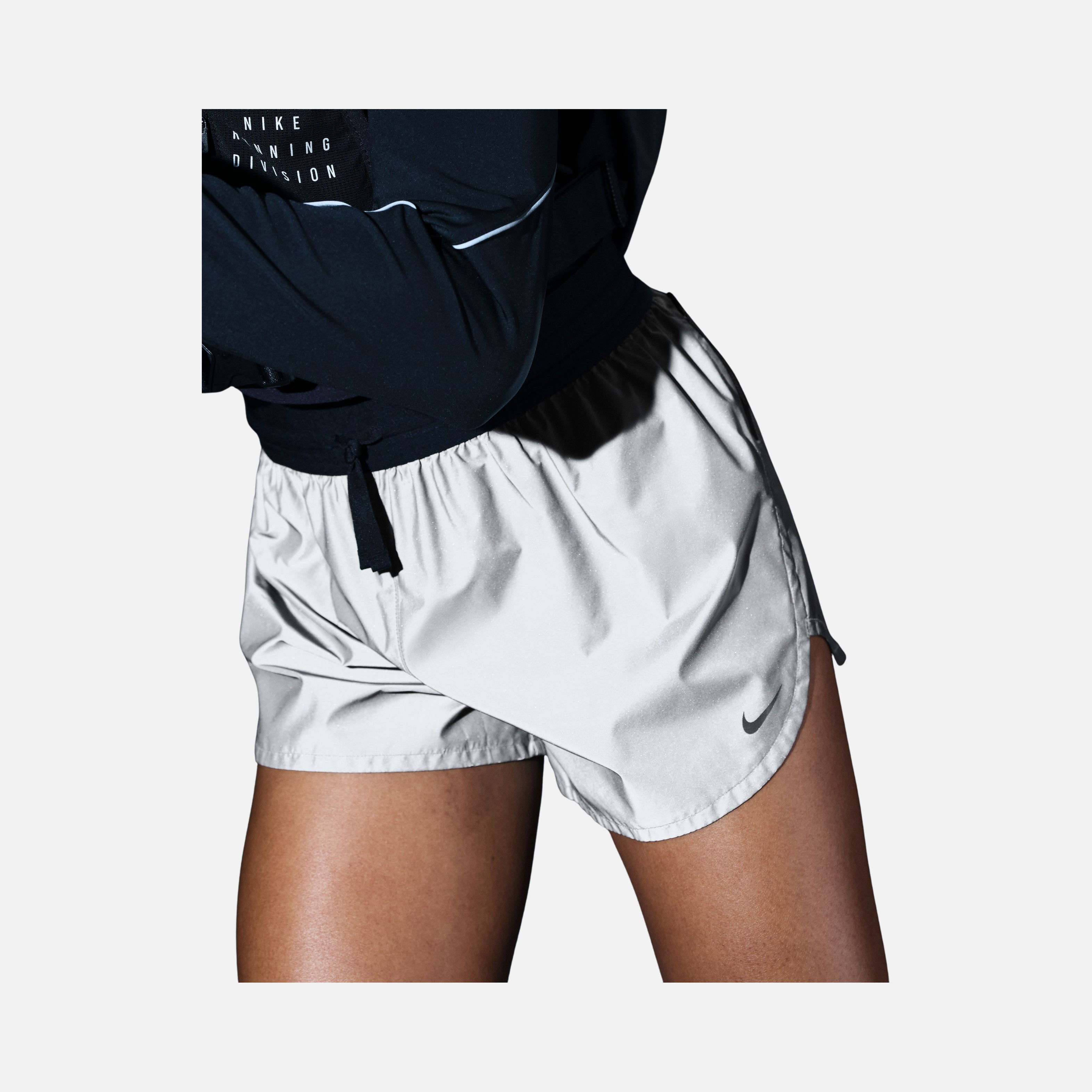 Nike Run Division 7.5cm (approx.) Mid Rise Unlined Reflective Running Kadın Şort