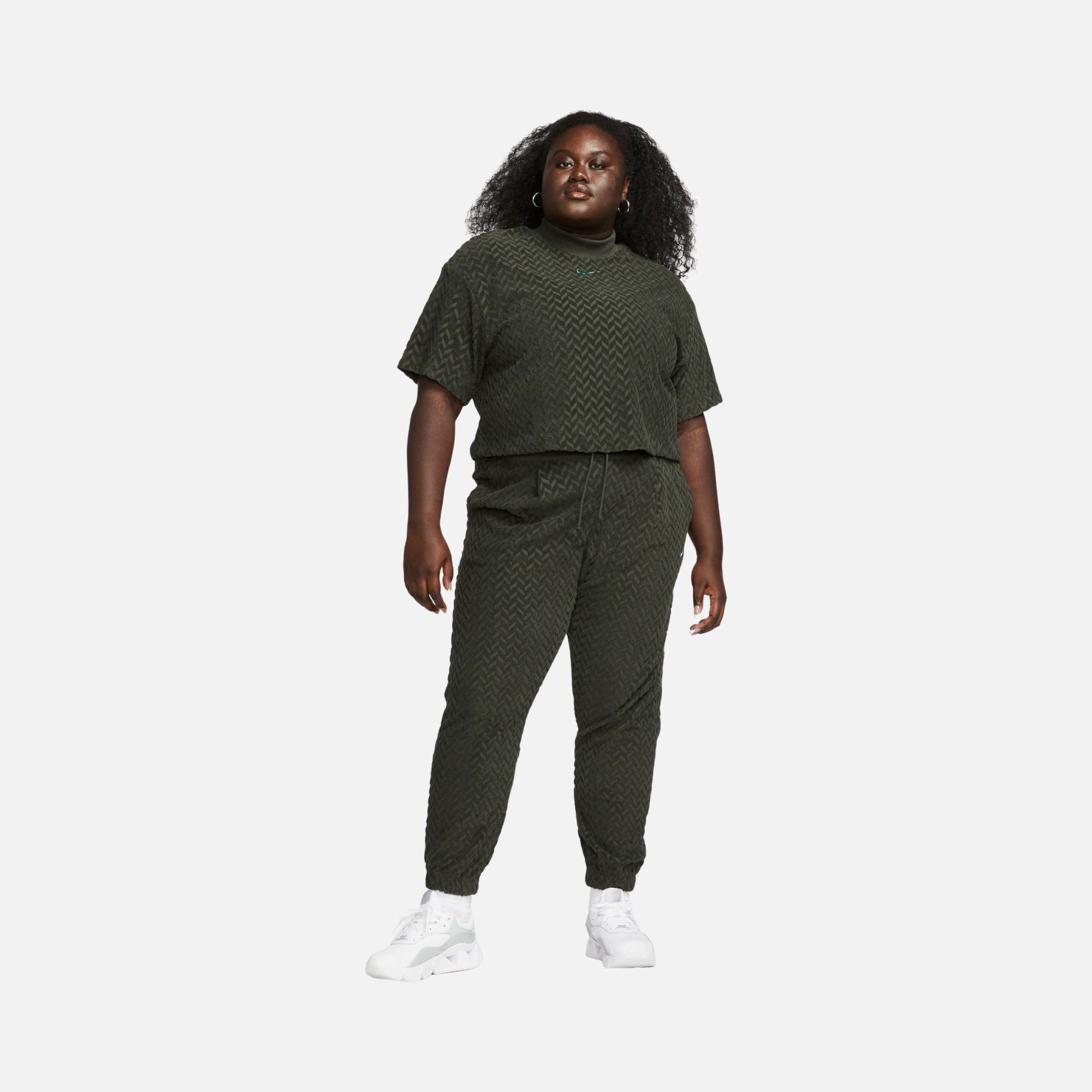 Nike Sportswear Everyday Mod High-Waisted AOJ Jogger (Plus-Size) Kadın Eşofman Altı
