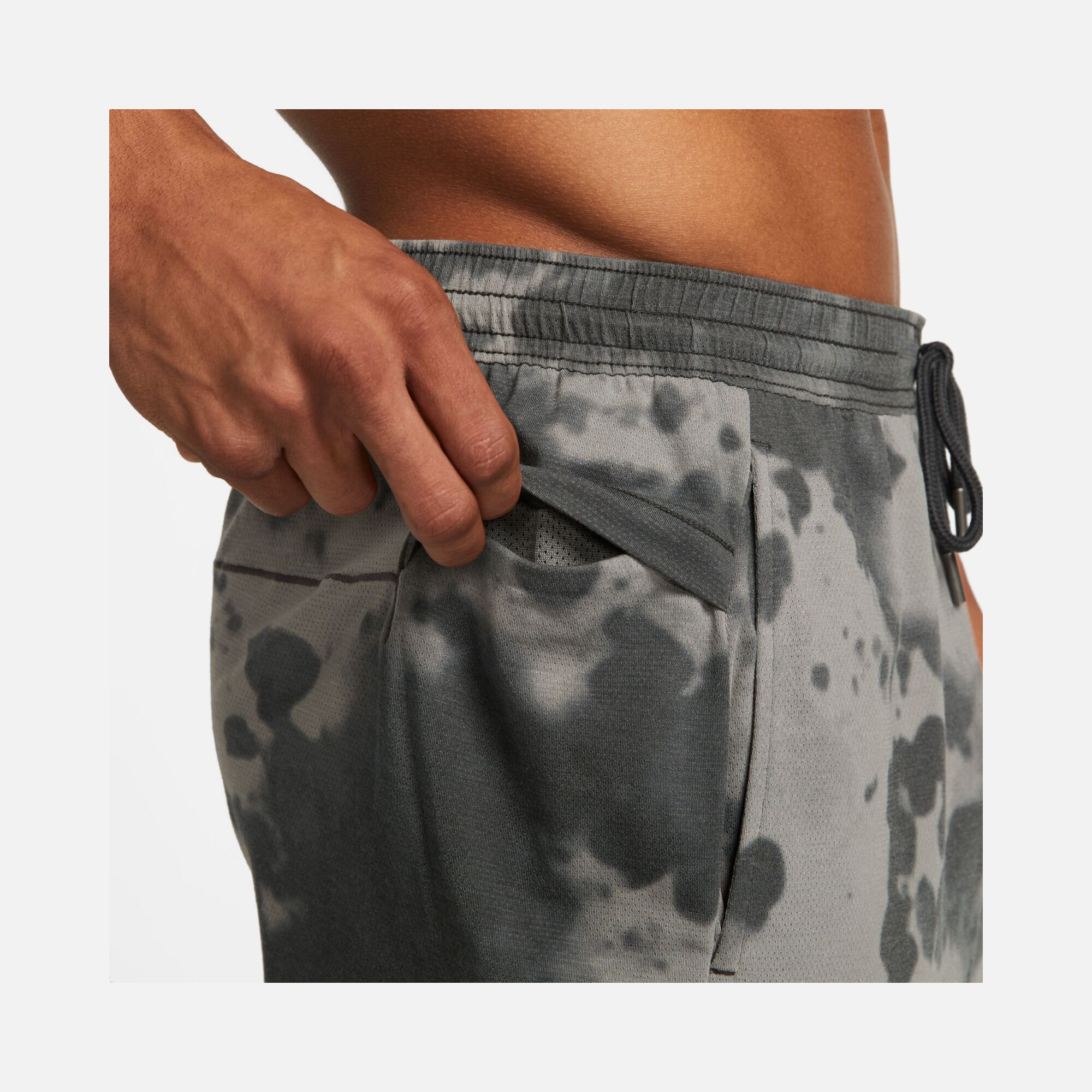 Nike Yoga Dri-Fit Allover Print Erkek Şort