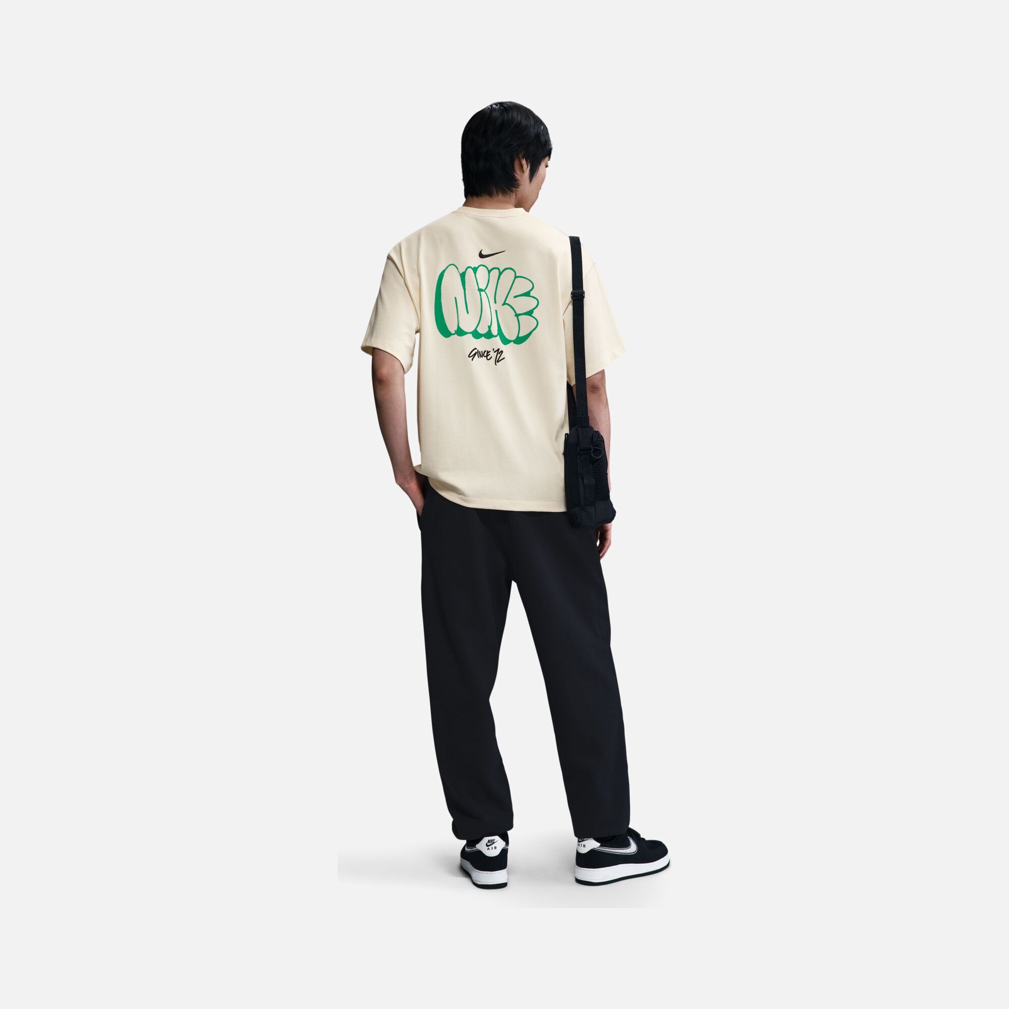 Nike Sportswear Solo Swoosh Graphics Short-Sleeve Erkek Tişört