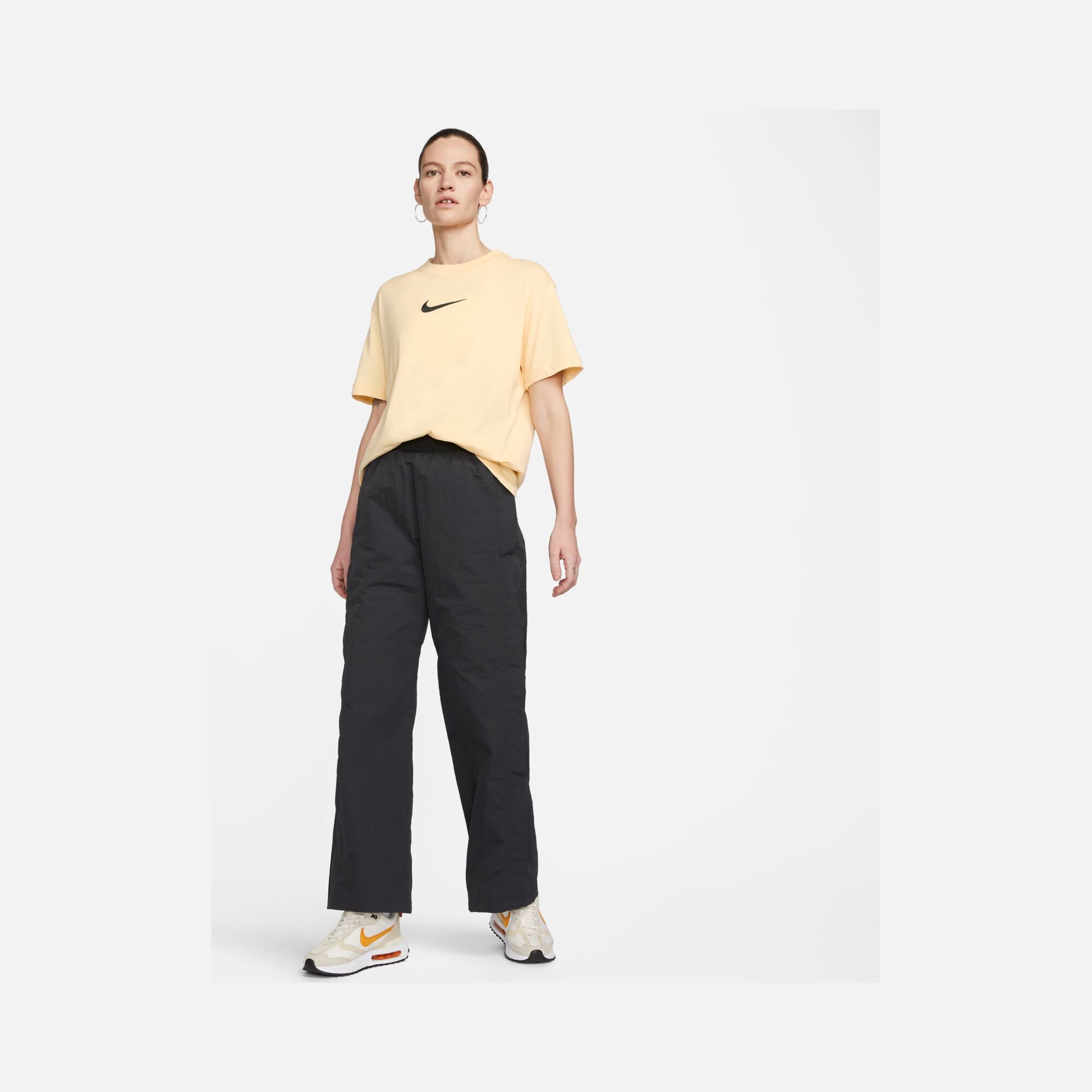 Nike Sportswear Gel-Midi Swoosh Graphic Boyfriend Short-Sleeve Kadın Tişört