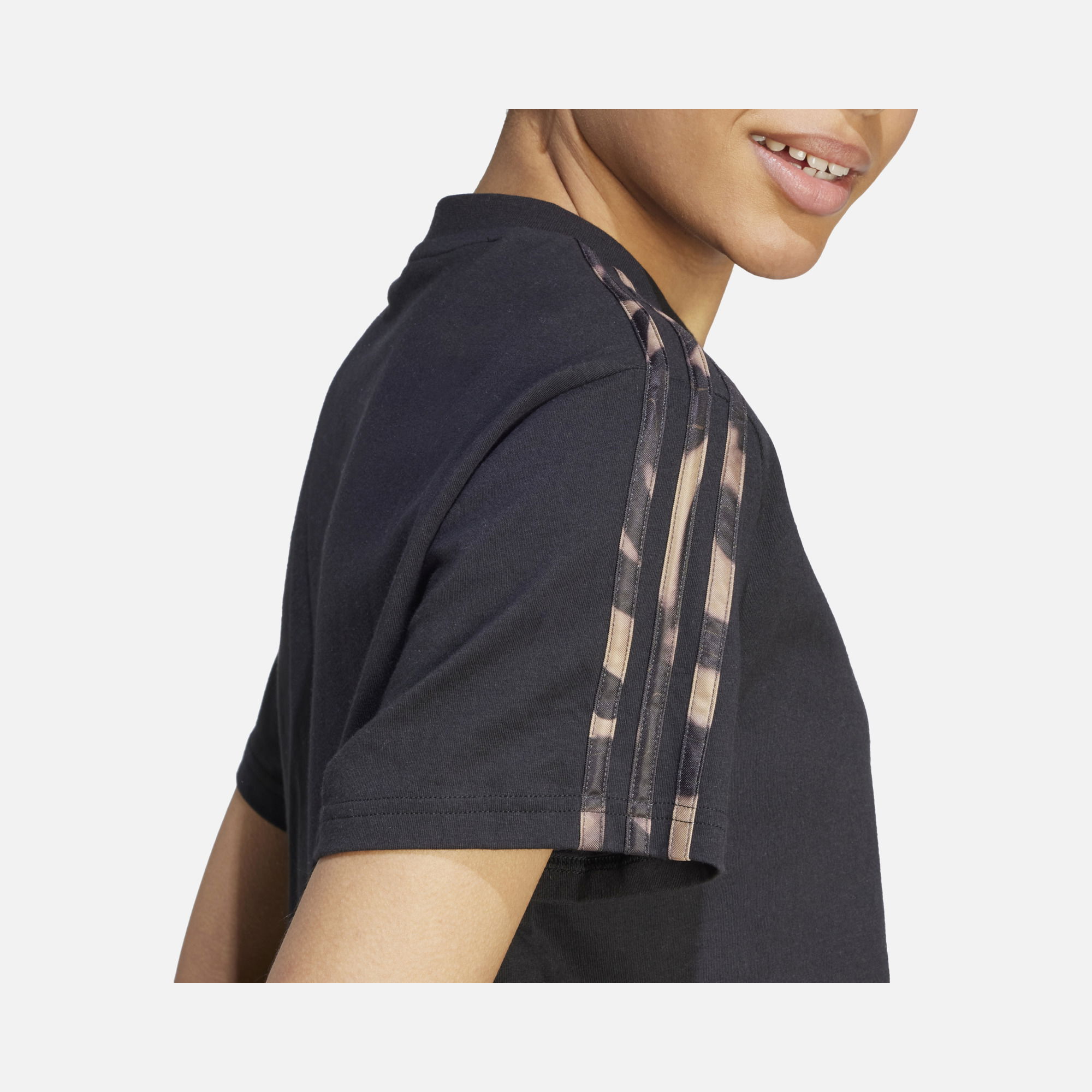 adidas Sportswear Vibrant Print 3-Stripes Short-Sleeve Kadın Tişört