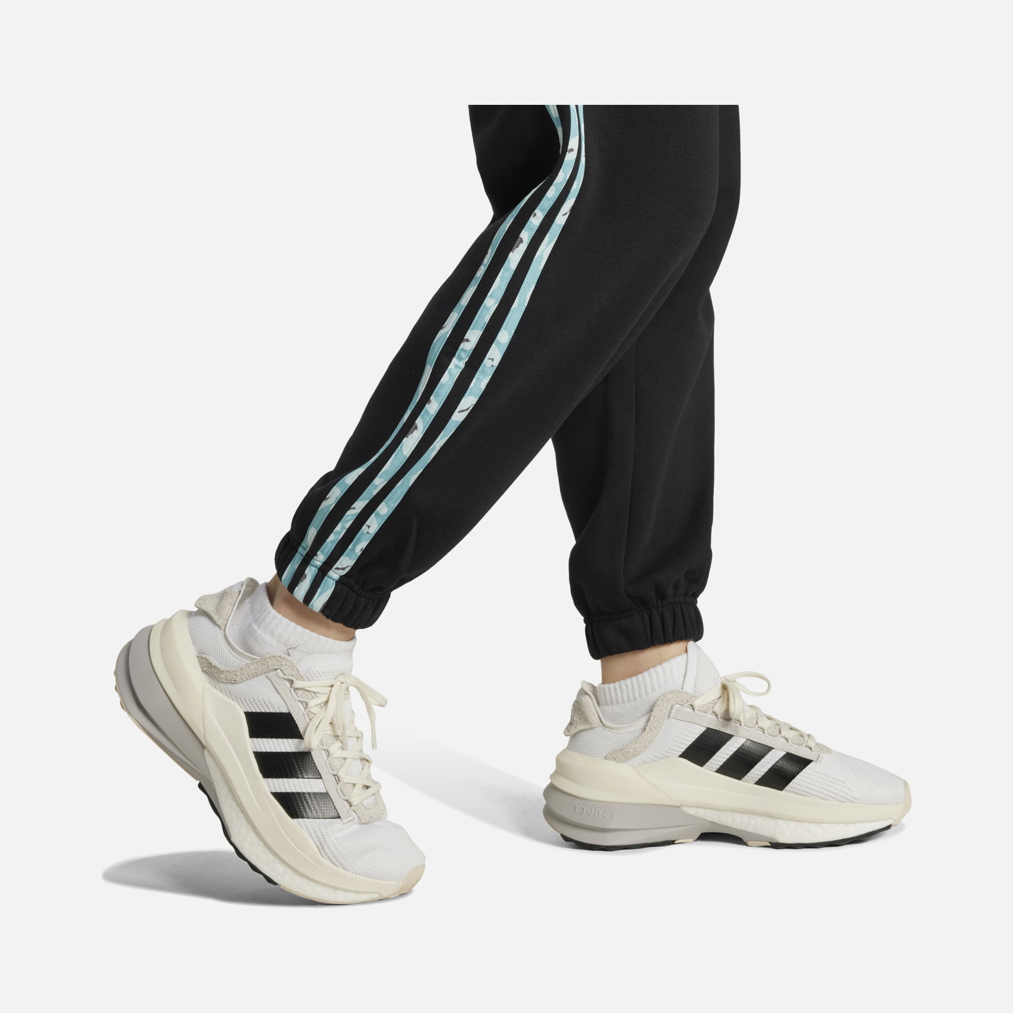 adidas Sportswear Essentials 3-Stripes Animal-Print 7/8 Kadın Eşofman Altı