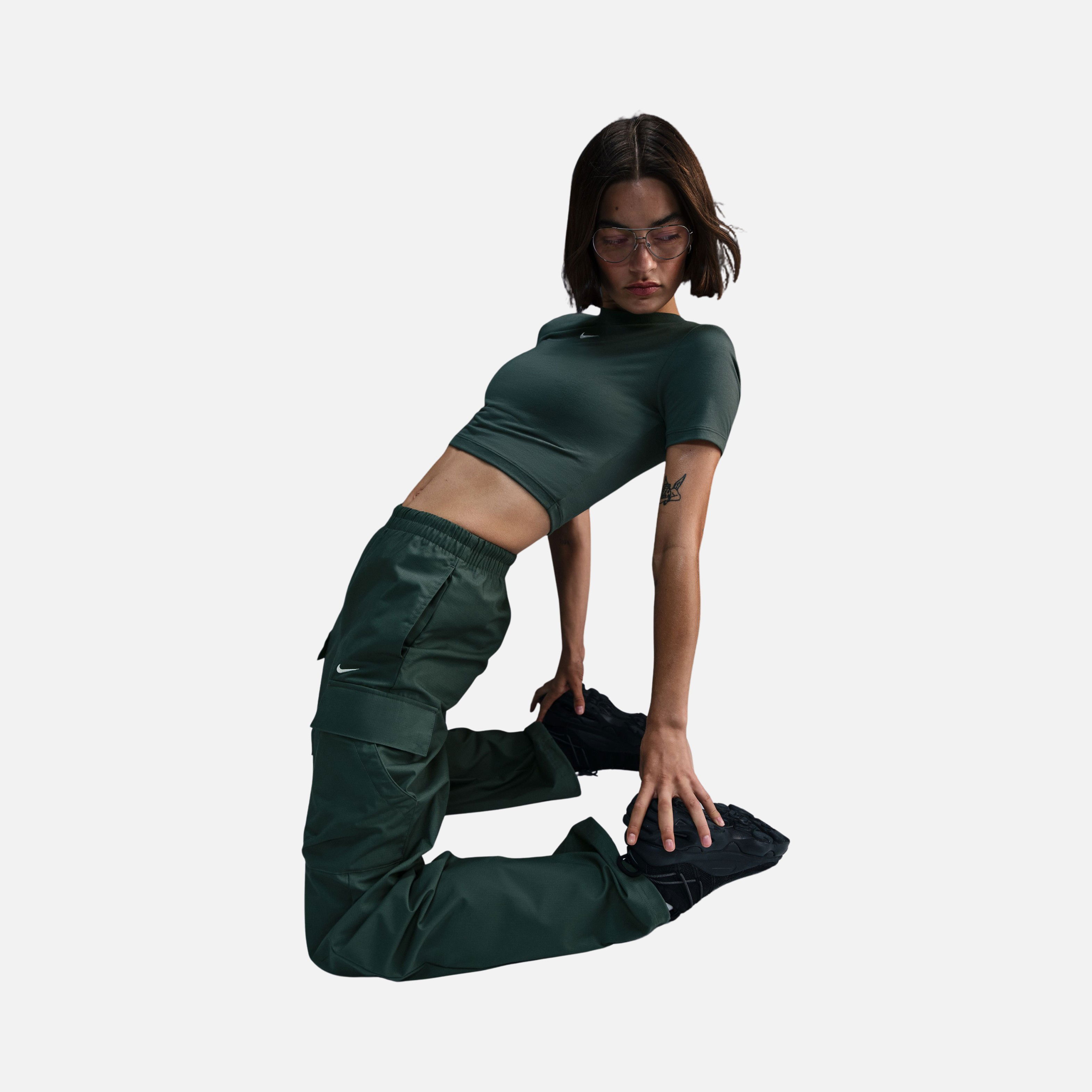 Nike Sportswear Essential Slim-Fit Cropped Short-Sleeve Kadın Tişört