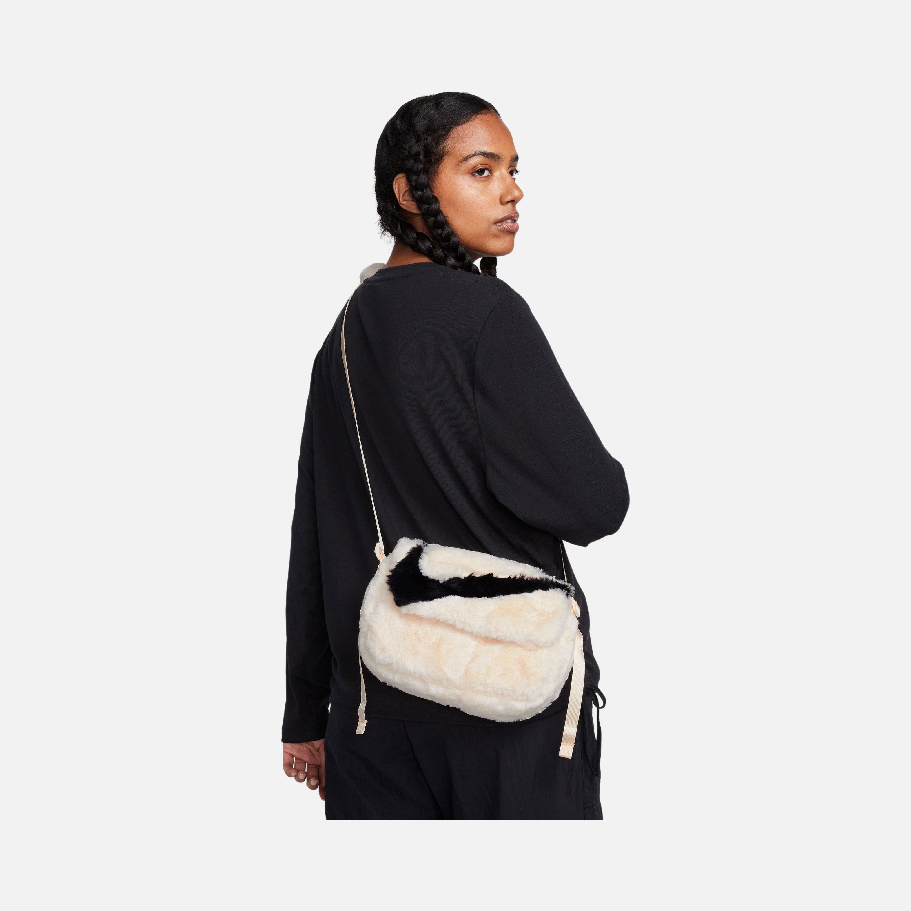 Nike Sportswear Futura 365 Faux Fur (1 L) Kadın Omuz Çantası