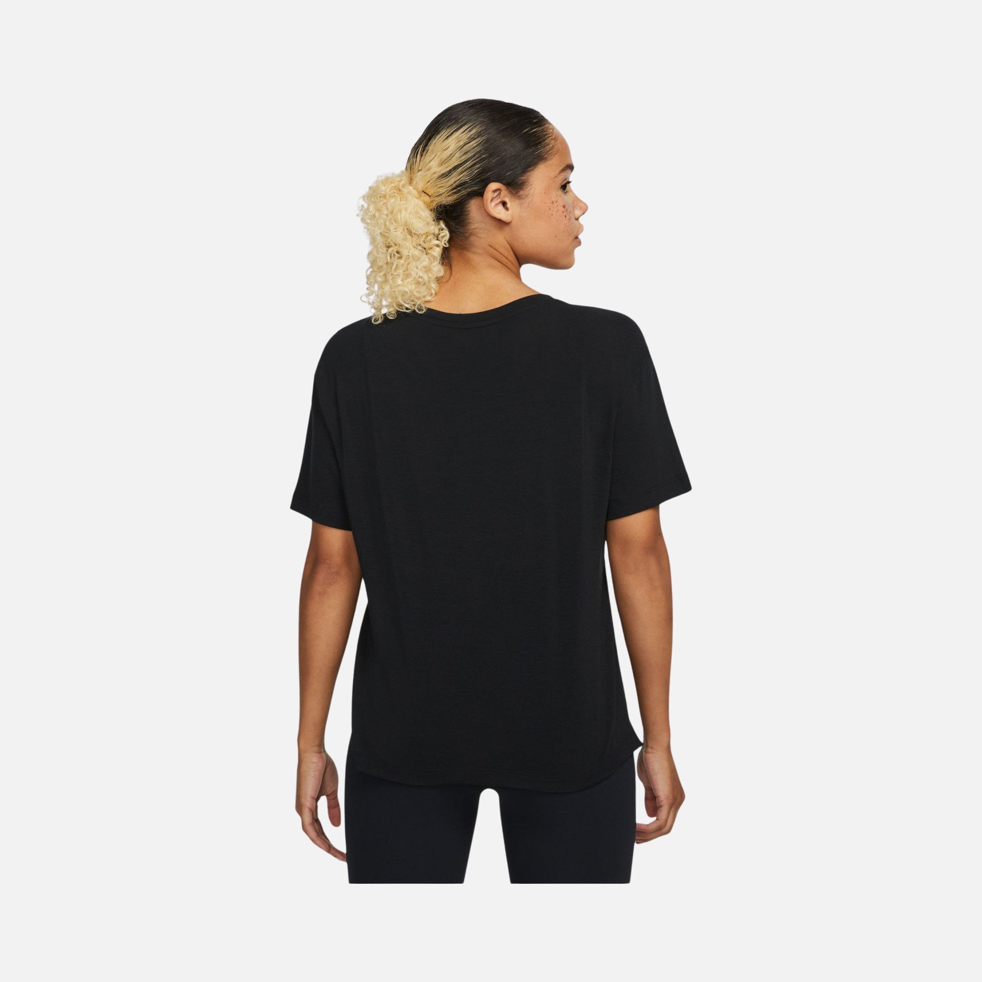 Nike Yoga Dri-Fit Training Short-Sleeve Kadın Tişört