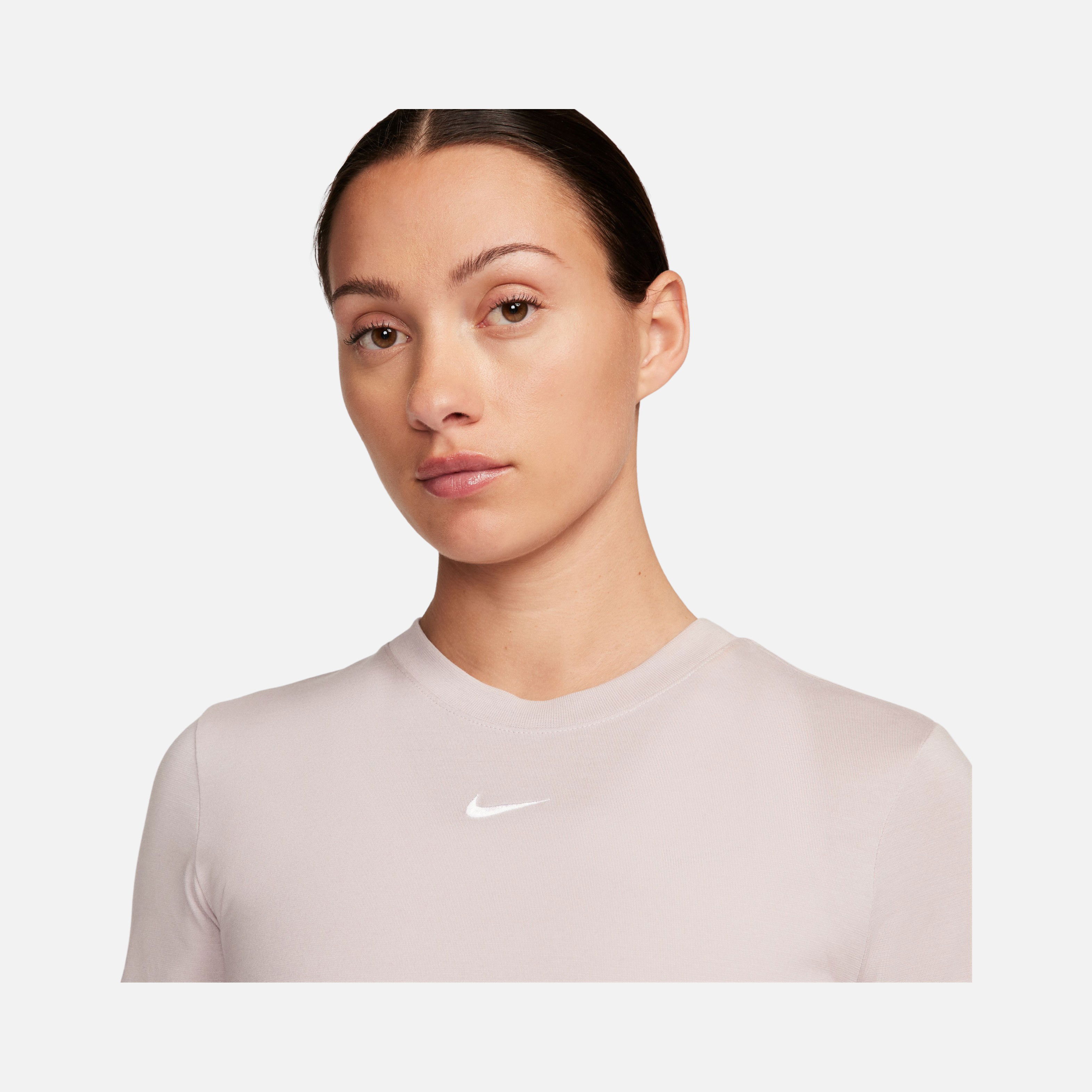 Nike Sportswear Essential Slim-Fit Cropped Short-Sleeve Kadın Tişört