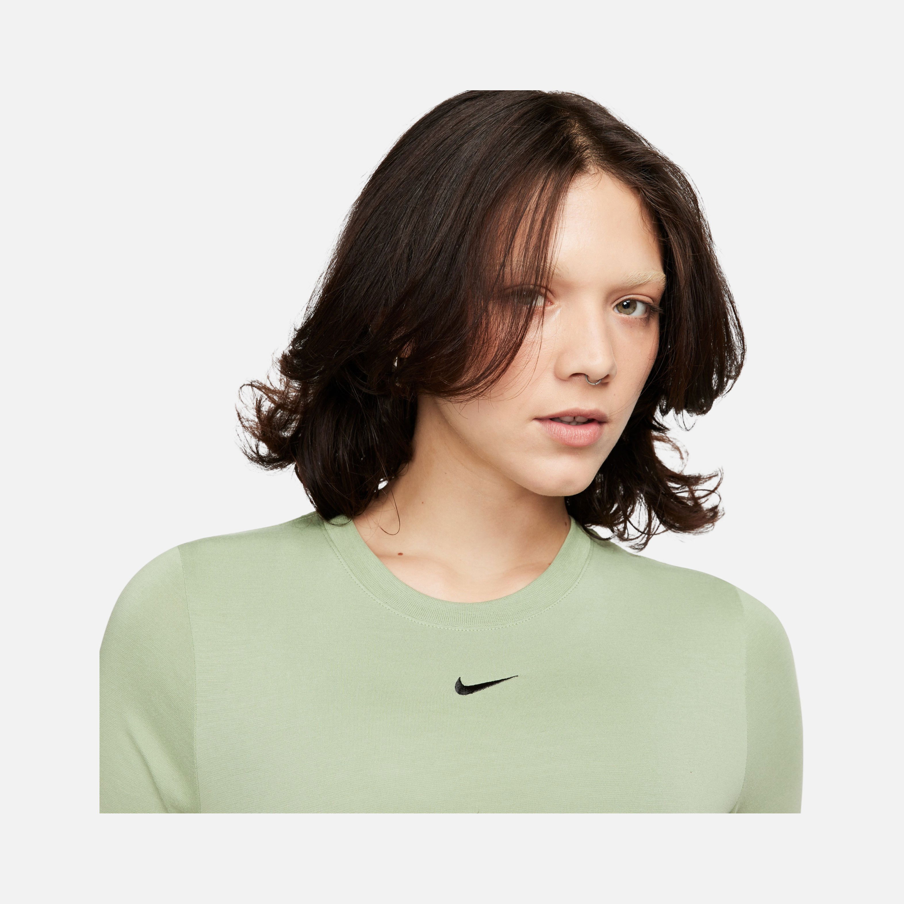 Nike Sportswear Essential Slim-Fit Cropped Short-Sleeve Kadın Tişört