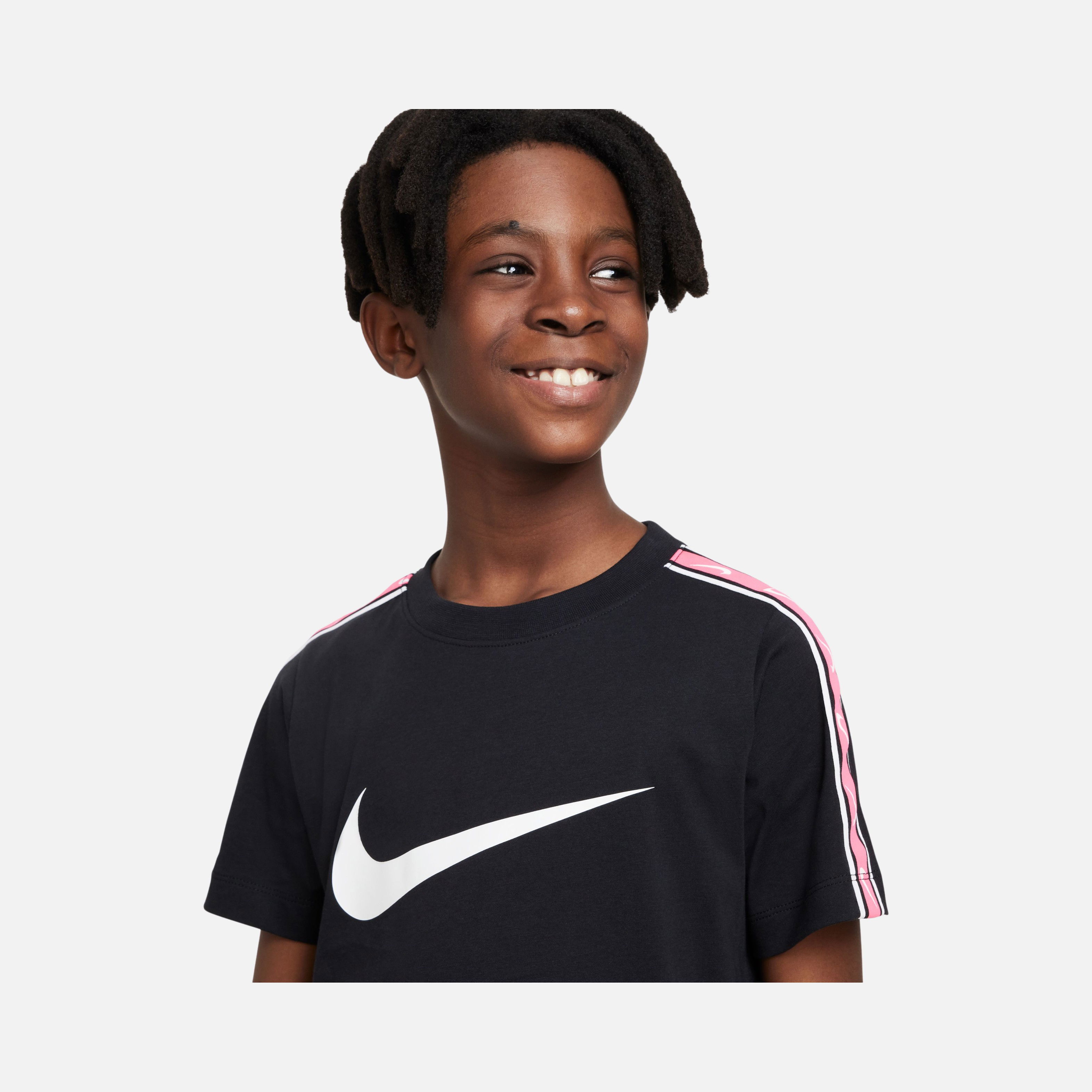 Nike Sportswear Repeat Older (Boys') Short-Sleeve Çocuk Tişört