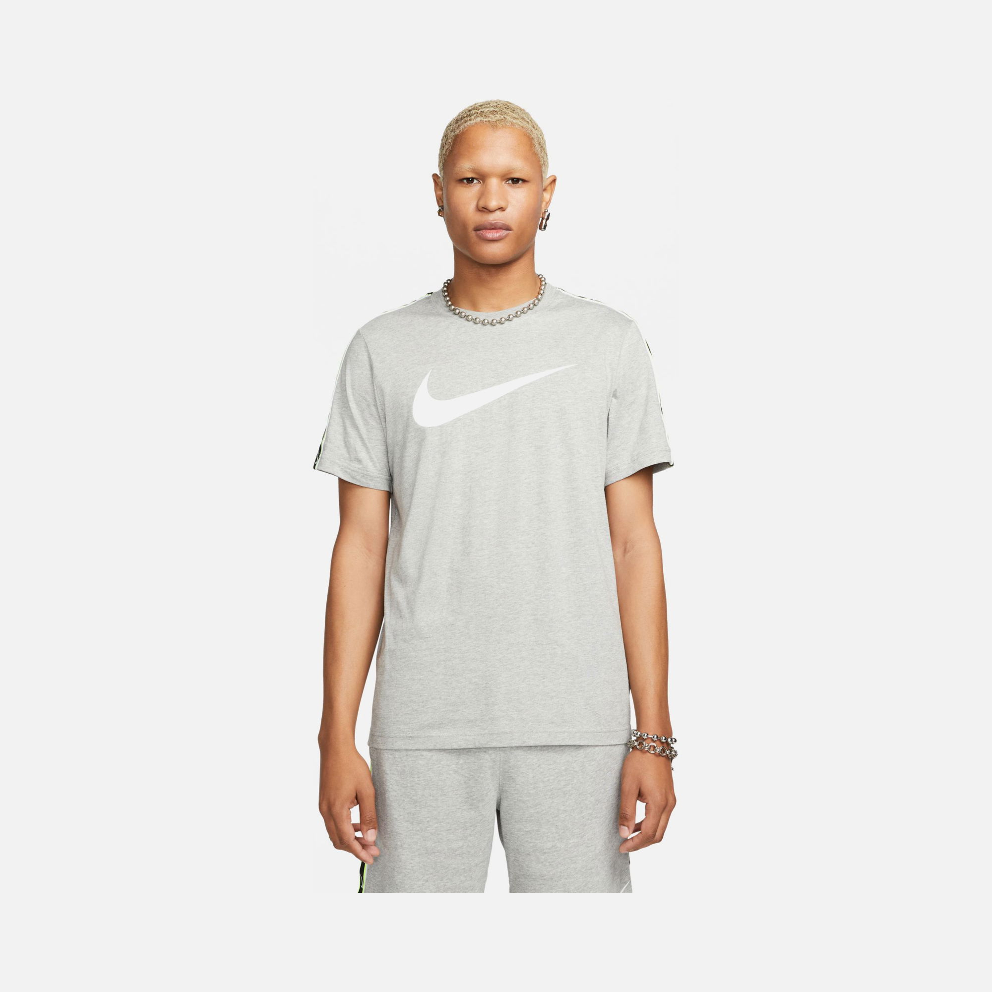 Nike Sportswear Repeat Swoosh Graphic Short-Sleeve Erkek Tişört