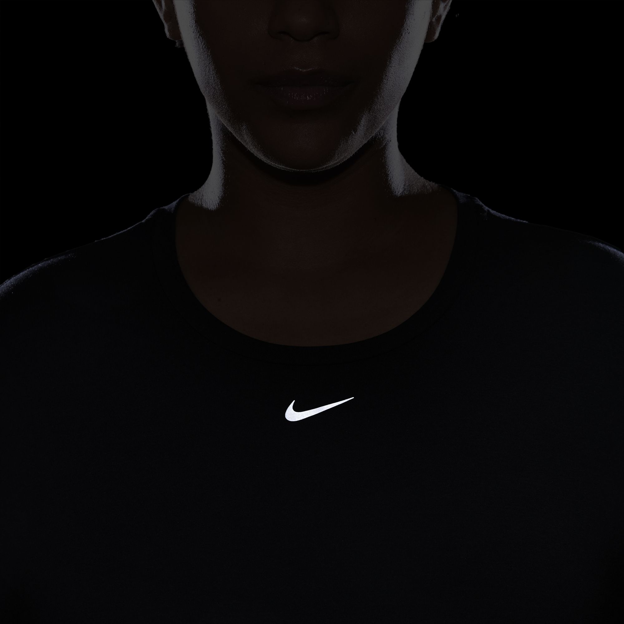 Nike Dri-Fit One Luxe Standard Fit Short-Sleeve Kadın Tişört