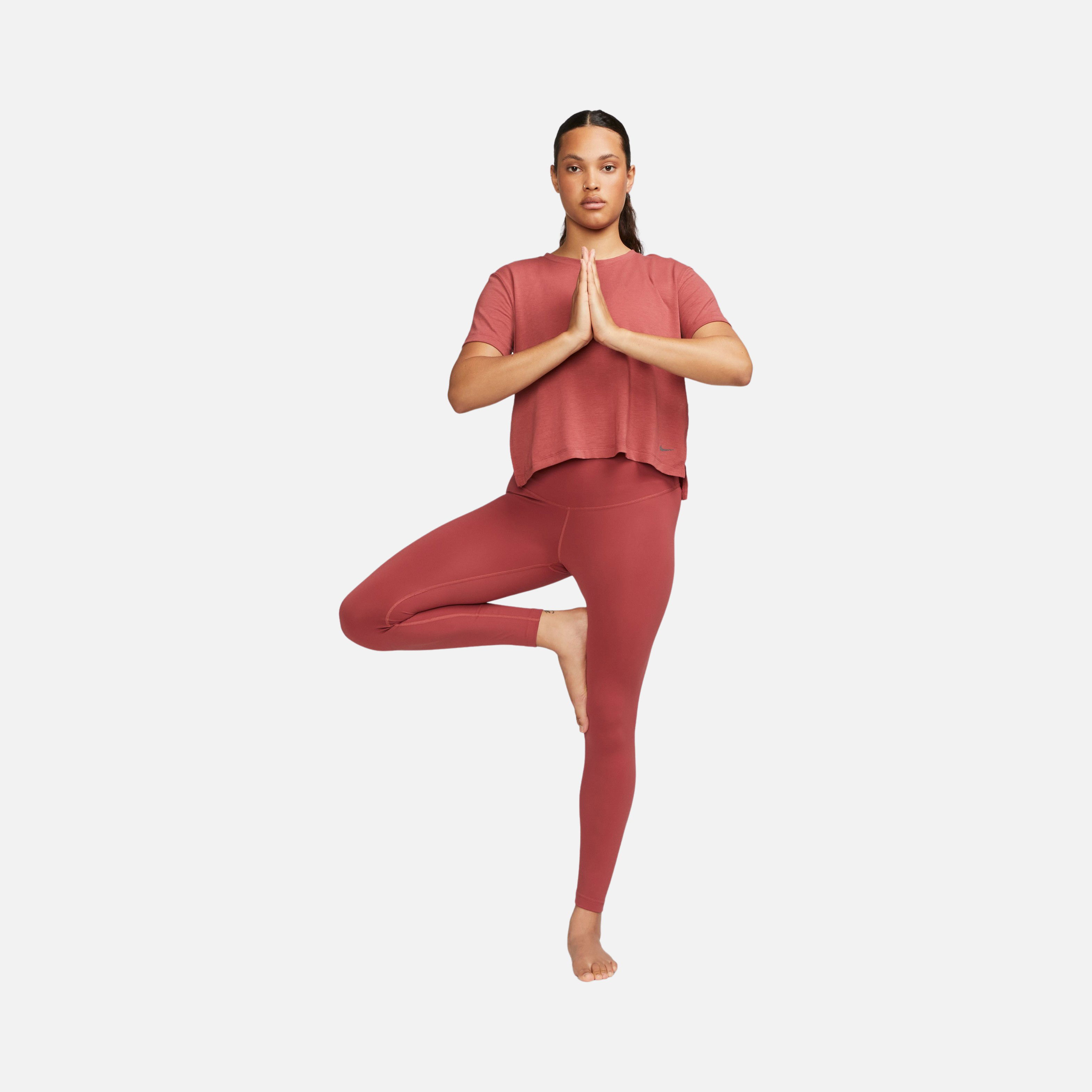 Nike Yoga Dri-Fit Training Short-Sleeve Kadın Tişört