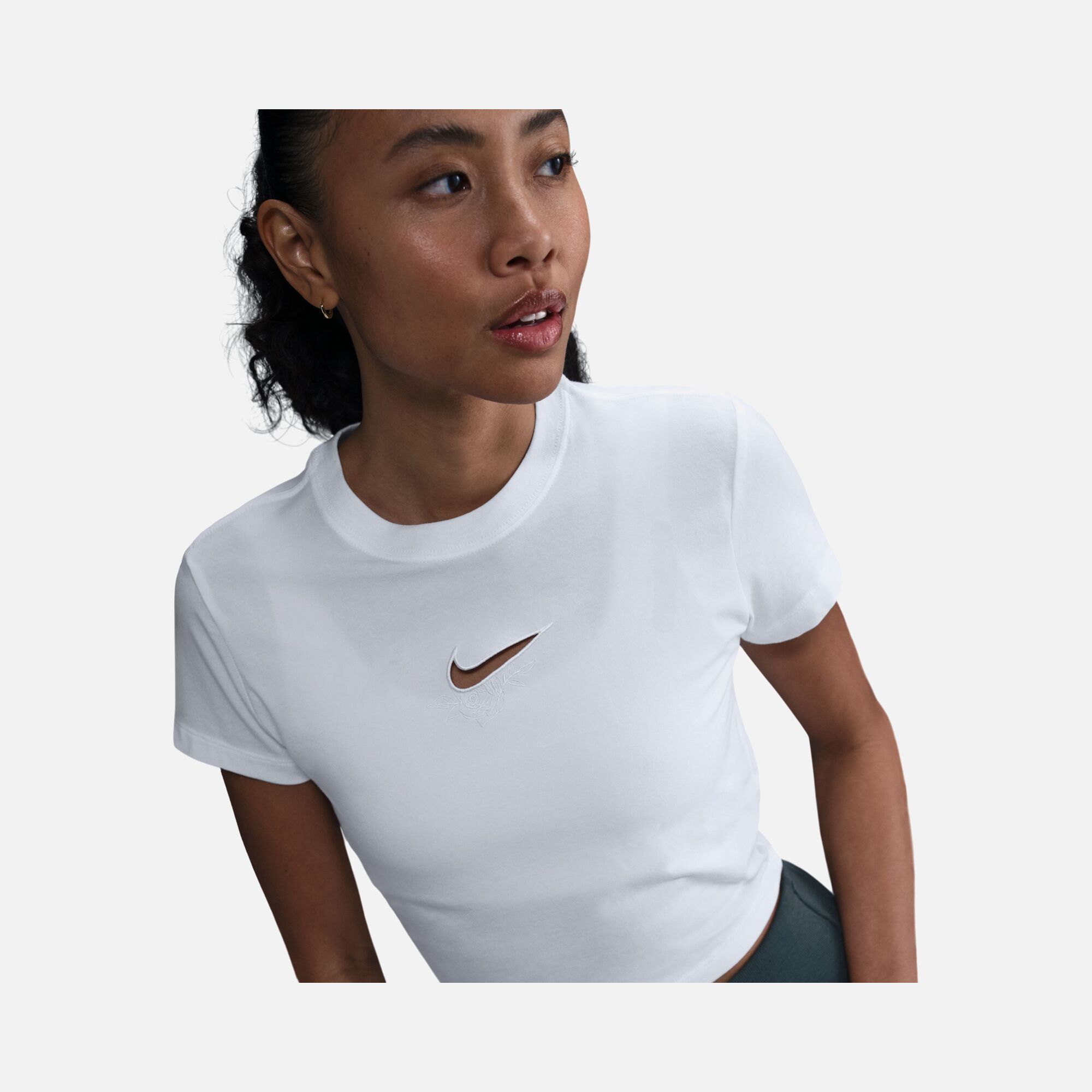 Nike Sportswear Chill Knit Vday Abbreviated Short-Sleeve Kadın Tişört