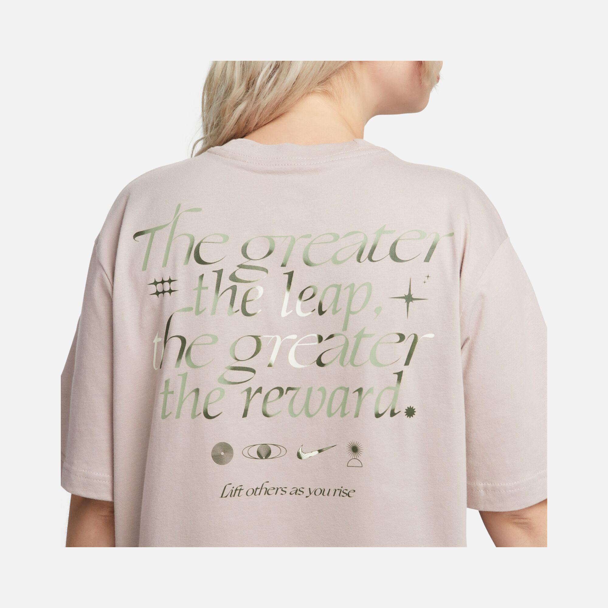 Nike Sportswear ''Lift Others as Your Rise'' 3 Boxy Short-Sleeve Kadın Tişört