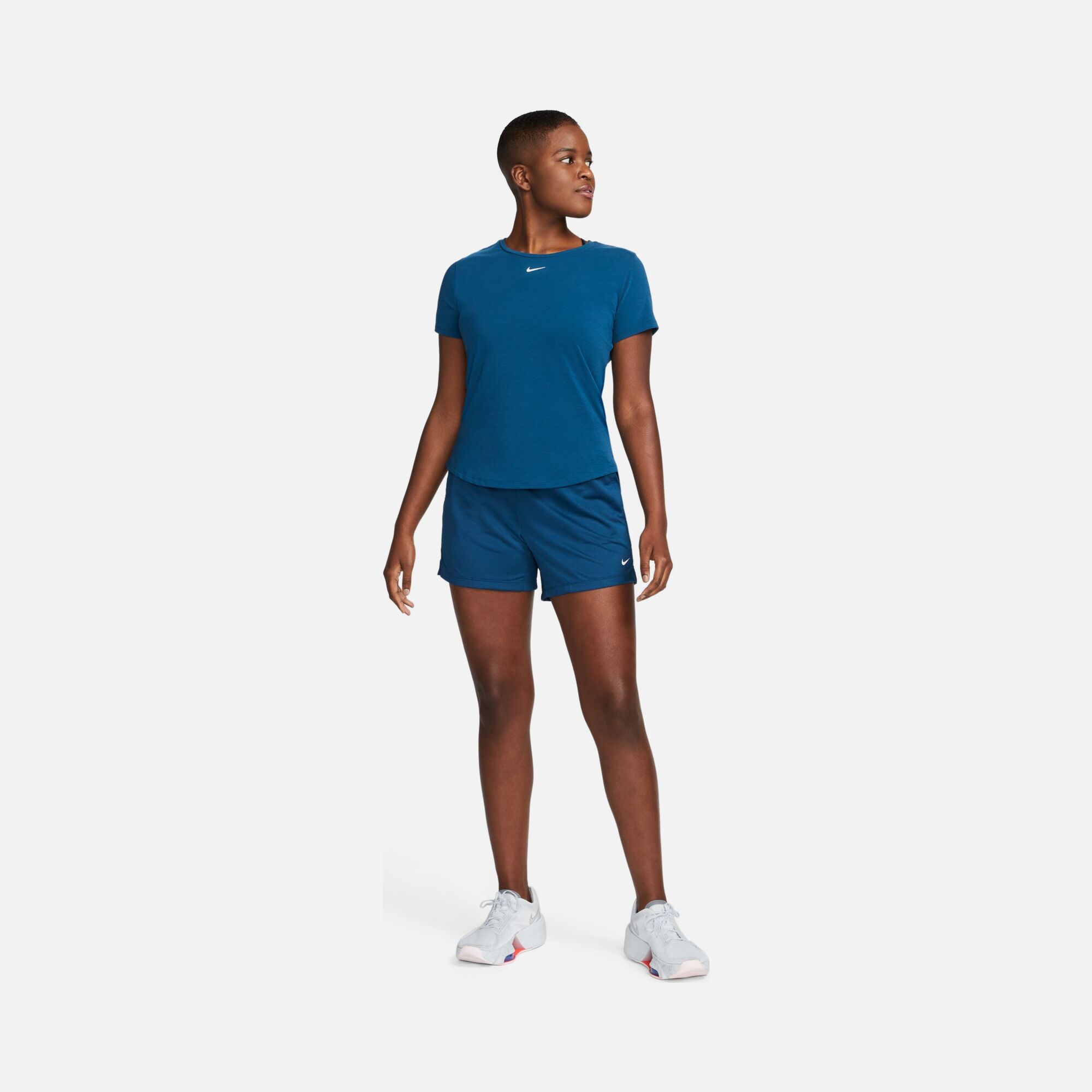 Nike Dri-Fit One Luxe Standard Fit Short-Sleeve Kadın Tişört