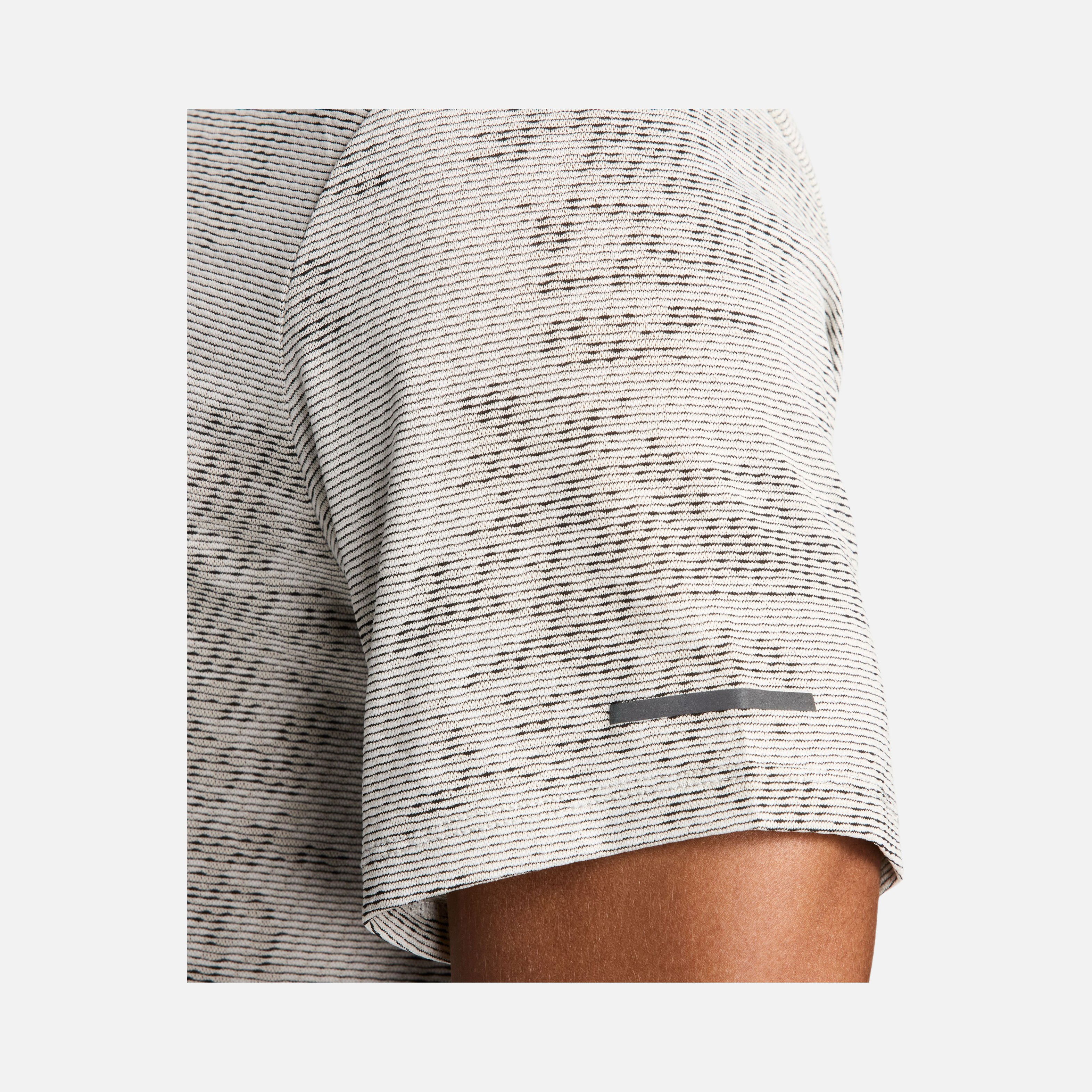 Nike Dri-Fit ADV Run Division Short-Sleeve Running Erkek Tişört