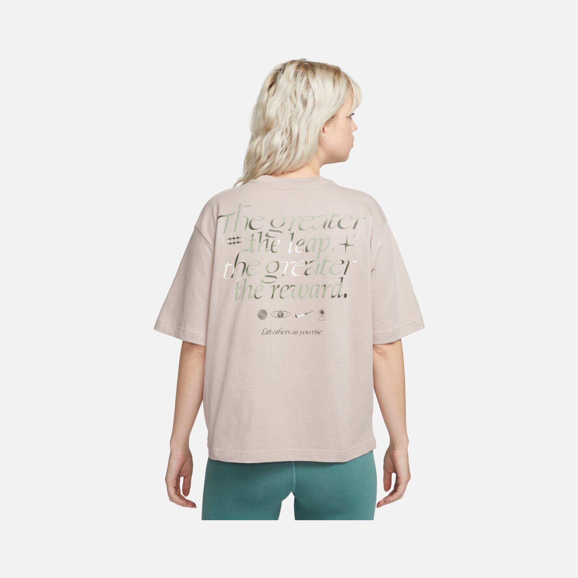 Nike Sportswear ''Lift Others as Your Rise'' 3 Boxy Short-Sleeve Kadın Tişört