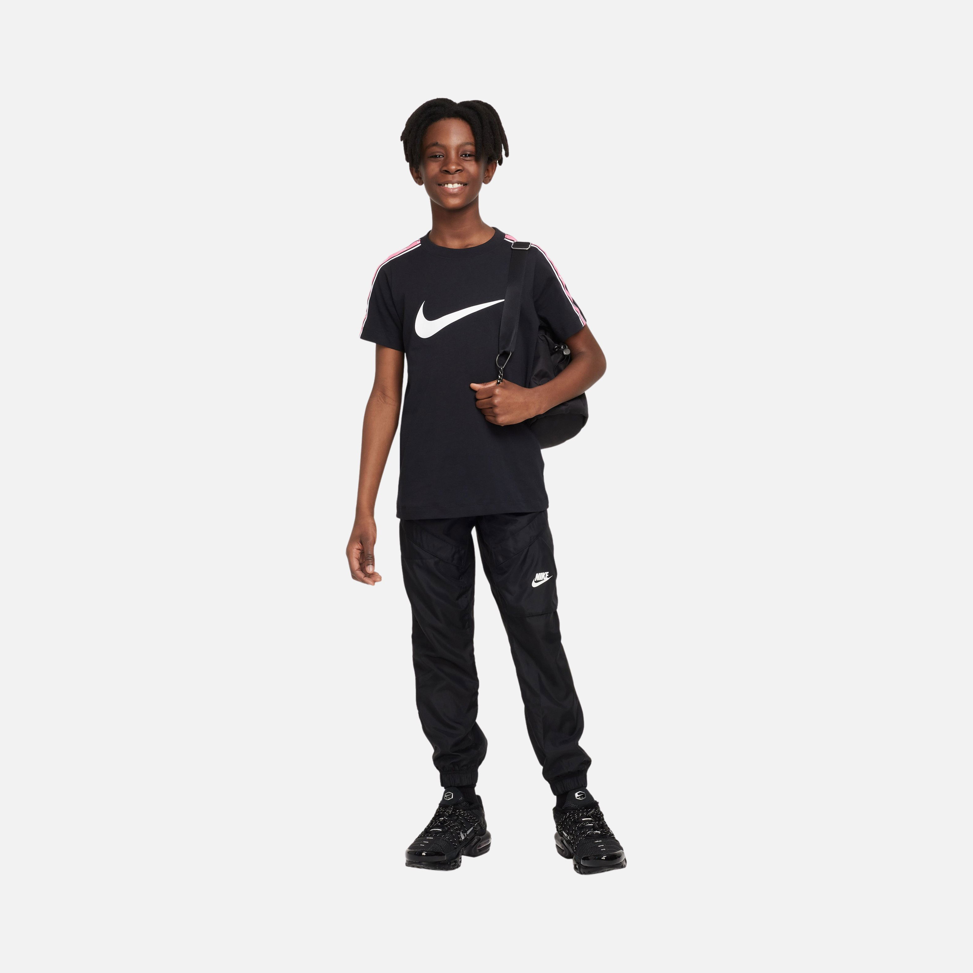 Nike Sportswear Repeat Older (Boys') Short-Sleeve Çocuk Tişört