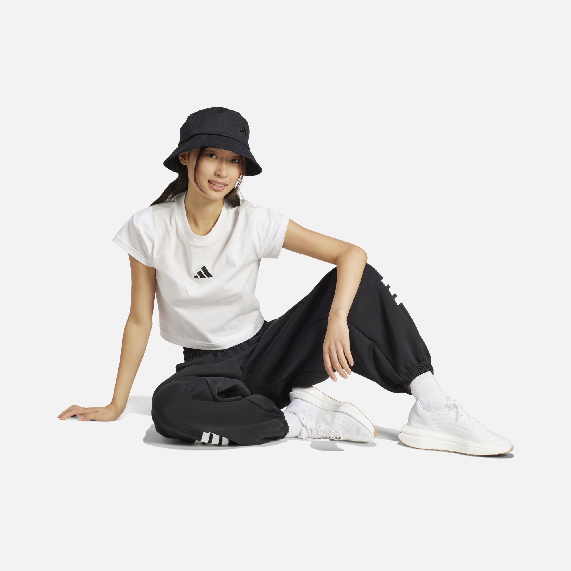 adidas Future Icons Small Logo Graphic Slim Cut Cropped Short-Sleeve Kadın Tişört