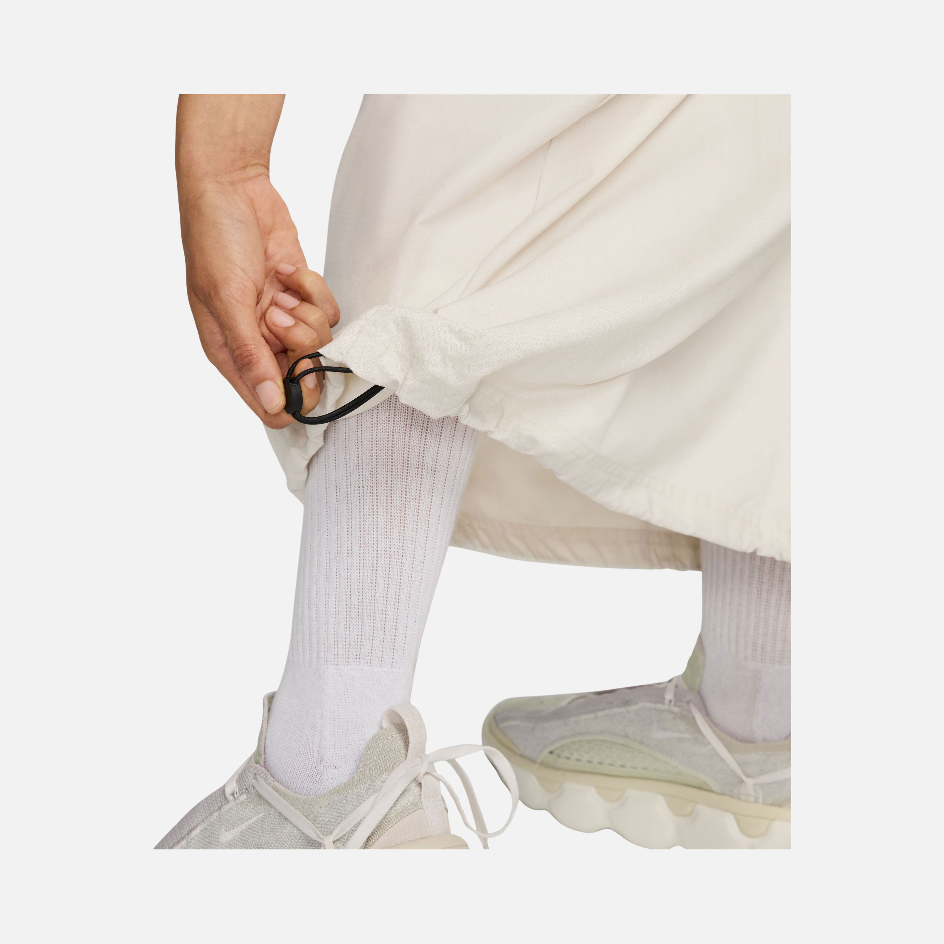 Nike Sportswear Essentials Mid-Rise Woven Cargo Midi Kadın Etek