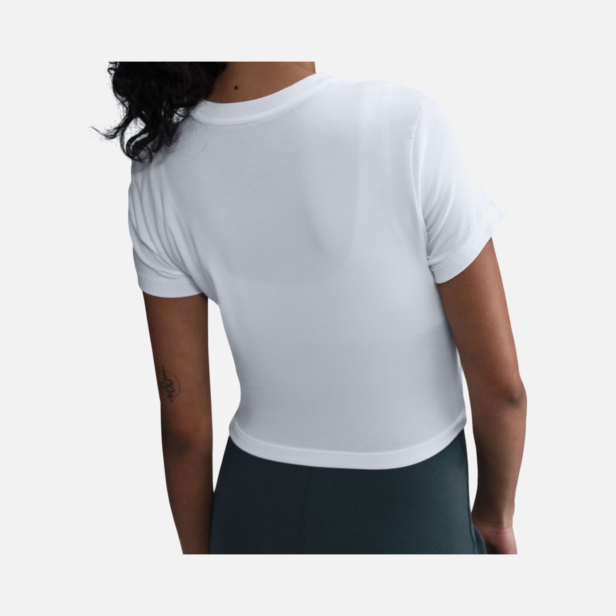 Nike Sportswear Chill Knit Vday Abbreviated Short-Sleeve Kadın Tişört