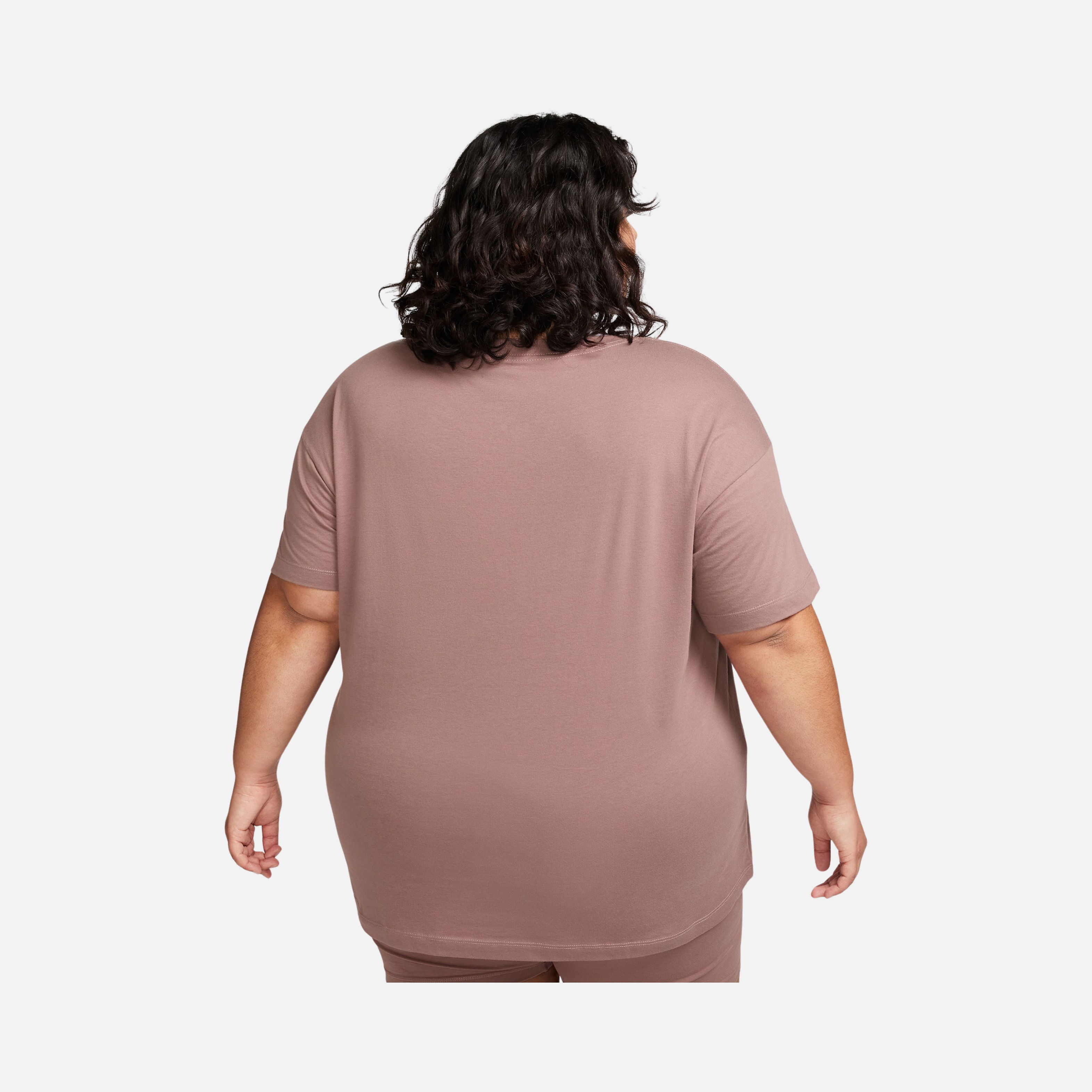 Nike Sportswear Essential Relaxed Fit Short-Sleeve (Plus Size) Kadın Tişört