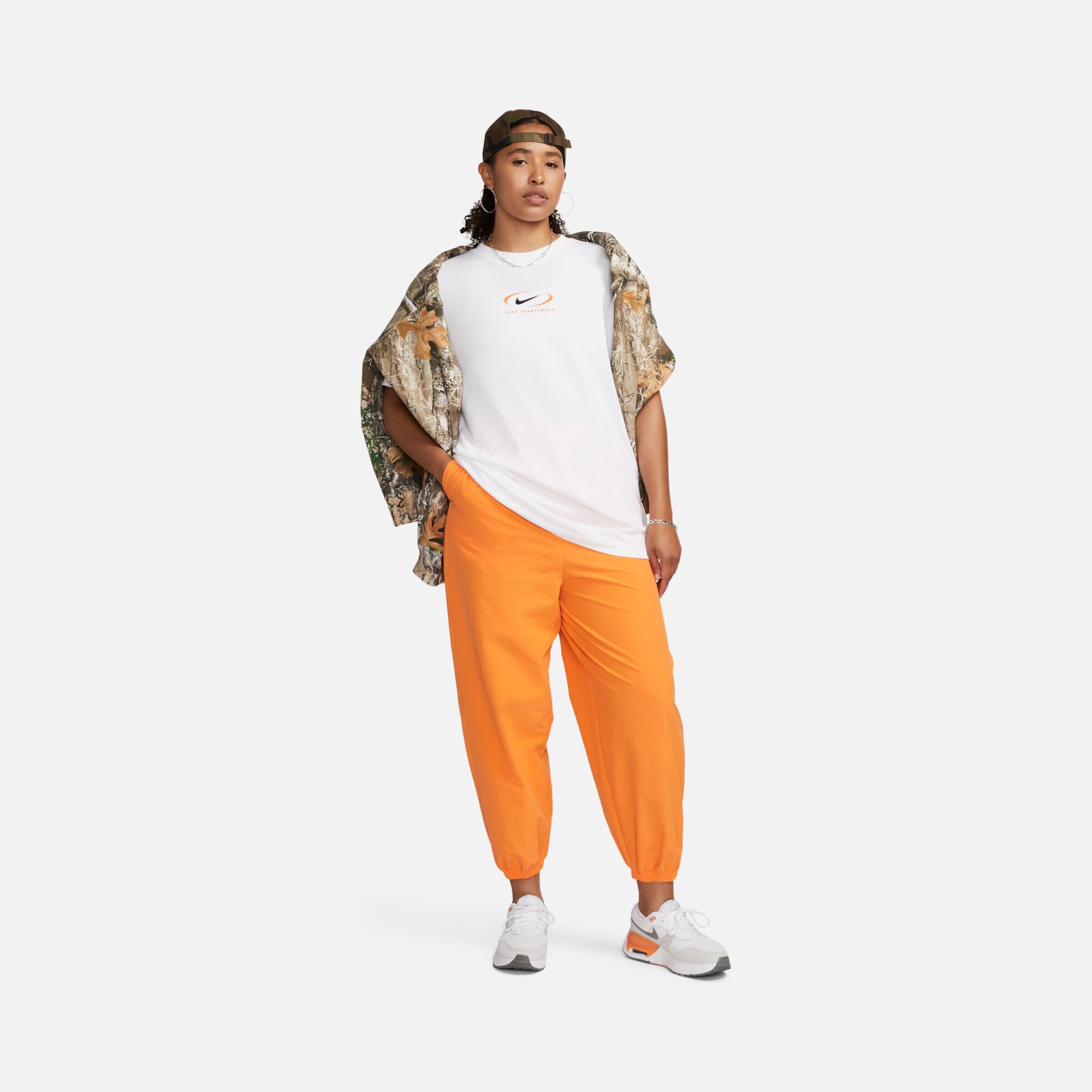 Nike Sportswear Graphic Loose Fit Short-Sleeve Kadın Tişört