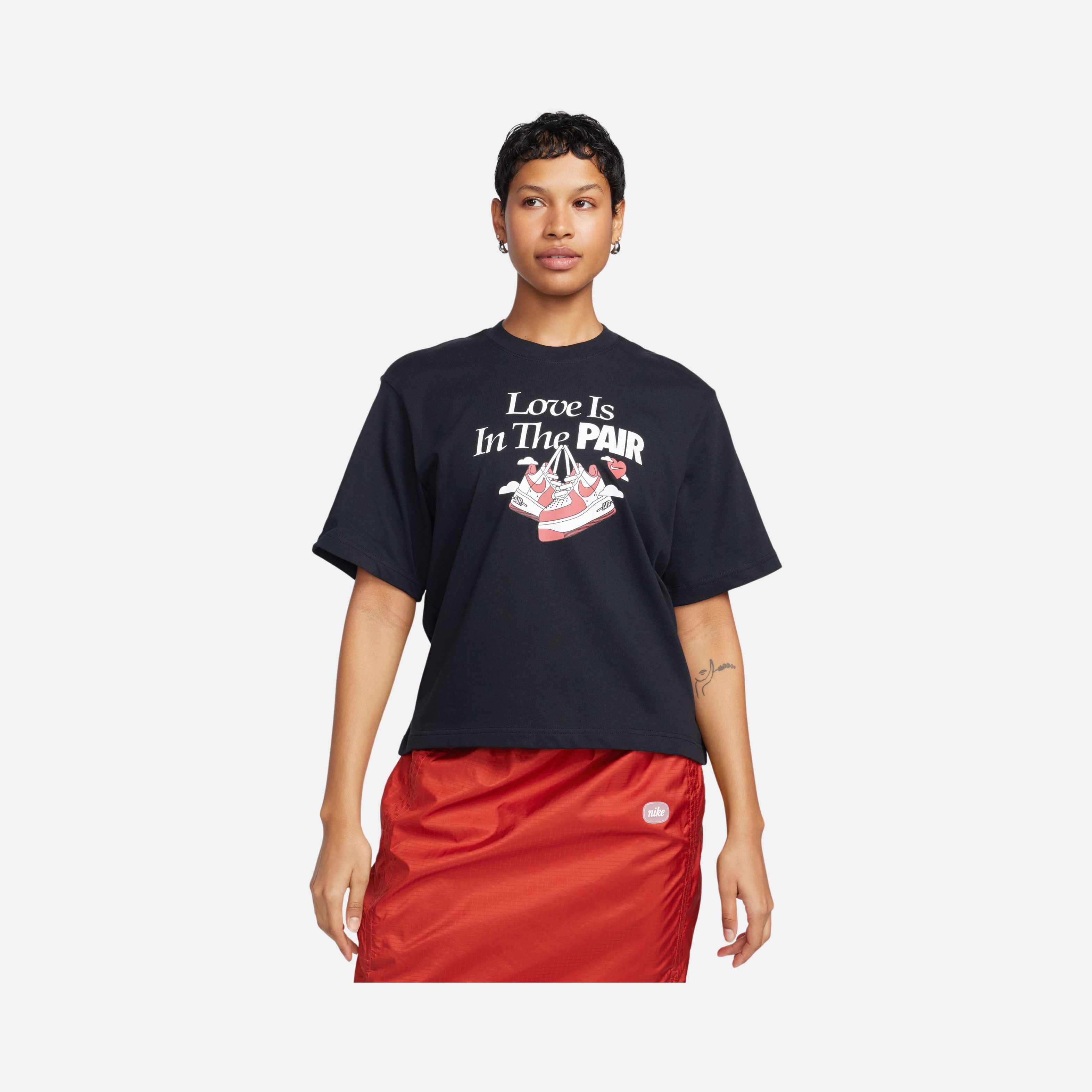 Nike Sportswear ''Love is in the Couple'' Graphic Oc 1 Boxy Vday Short-Sleeve Kadın Tişört