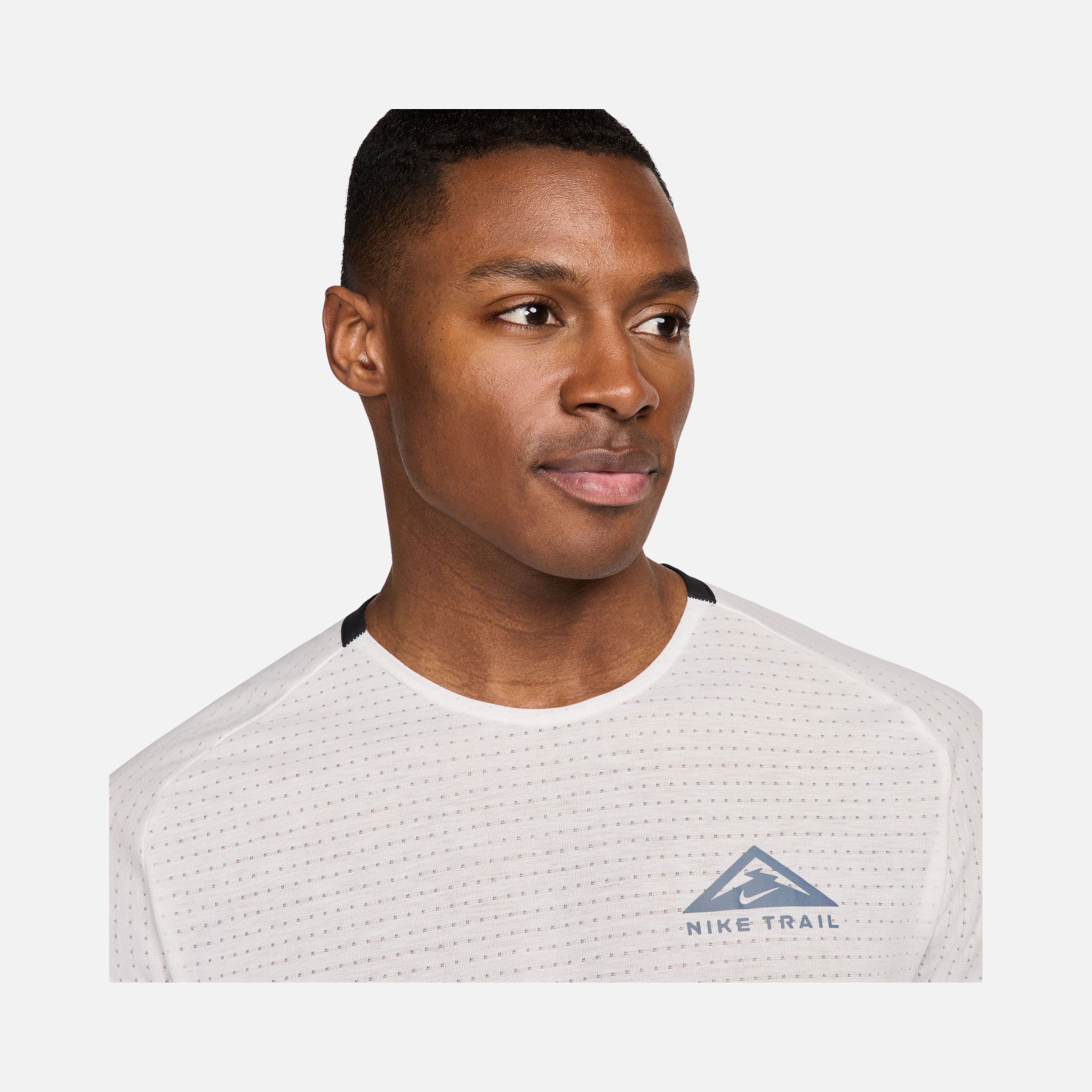 Nike Dri-Fit Trail Solar Chase Running Short-Sleeve Erkek Tişört