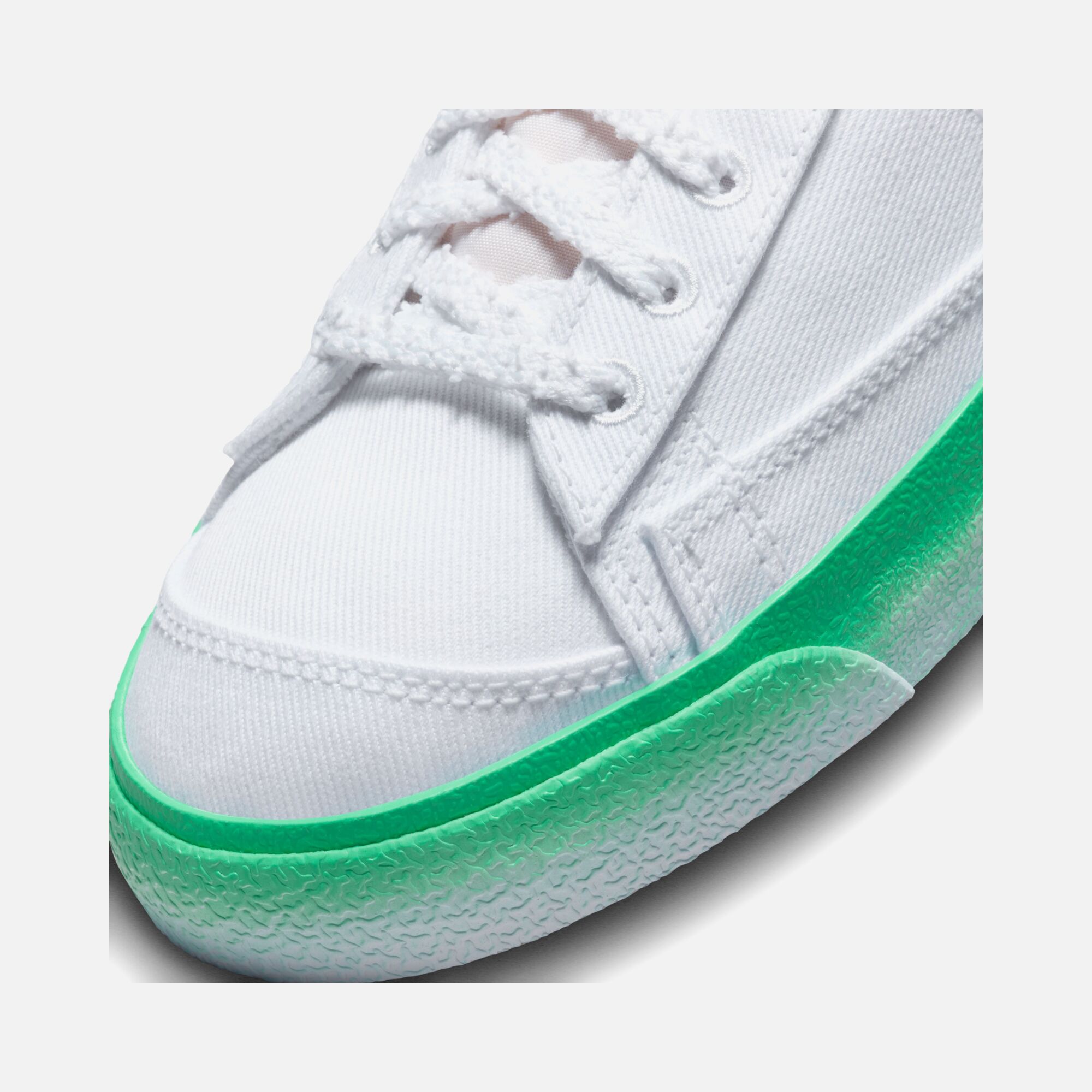 Nike Blazer Mid '77 ''Extra Soft Swoosh Logo'' Kadın Spor Ayakkabı