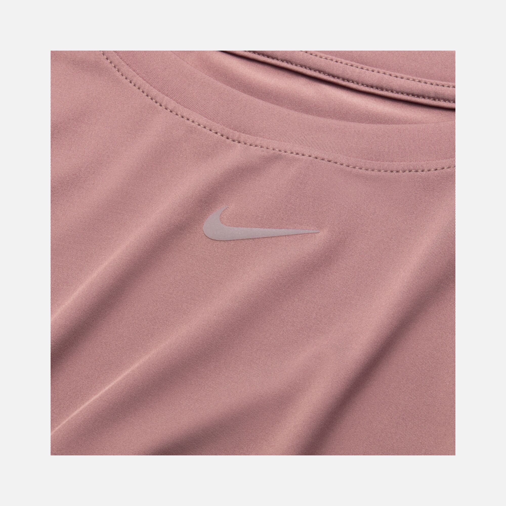 Nike One Classic Dri-Fit Short-Sleeve Training Kadın Tişört