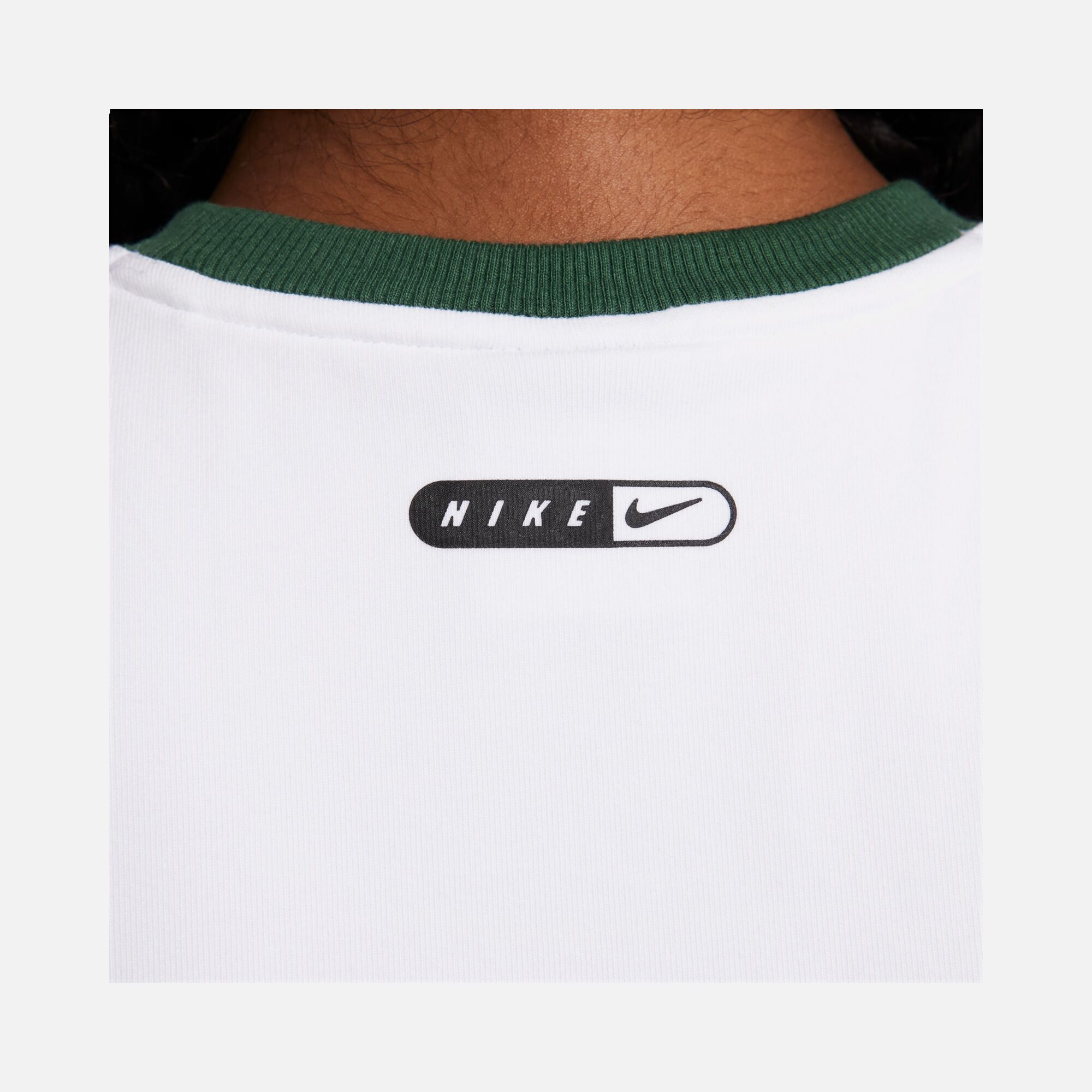 Nike Sportswear Swoosh Graphic Cropped Short-Sleeve Kadın Tişört