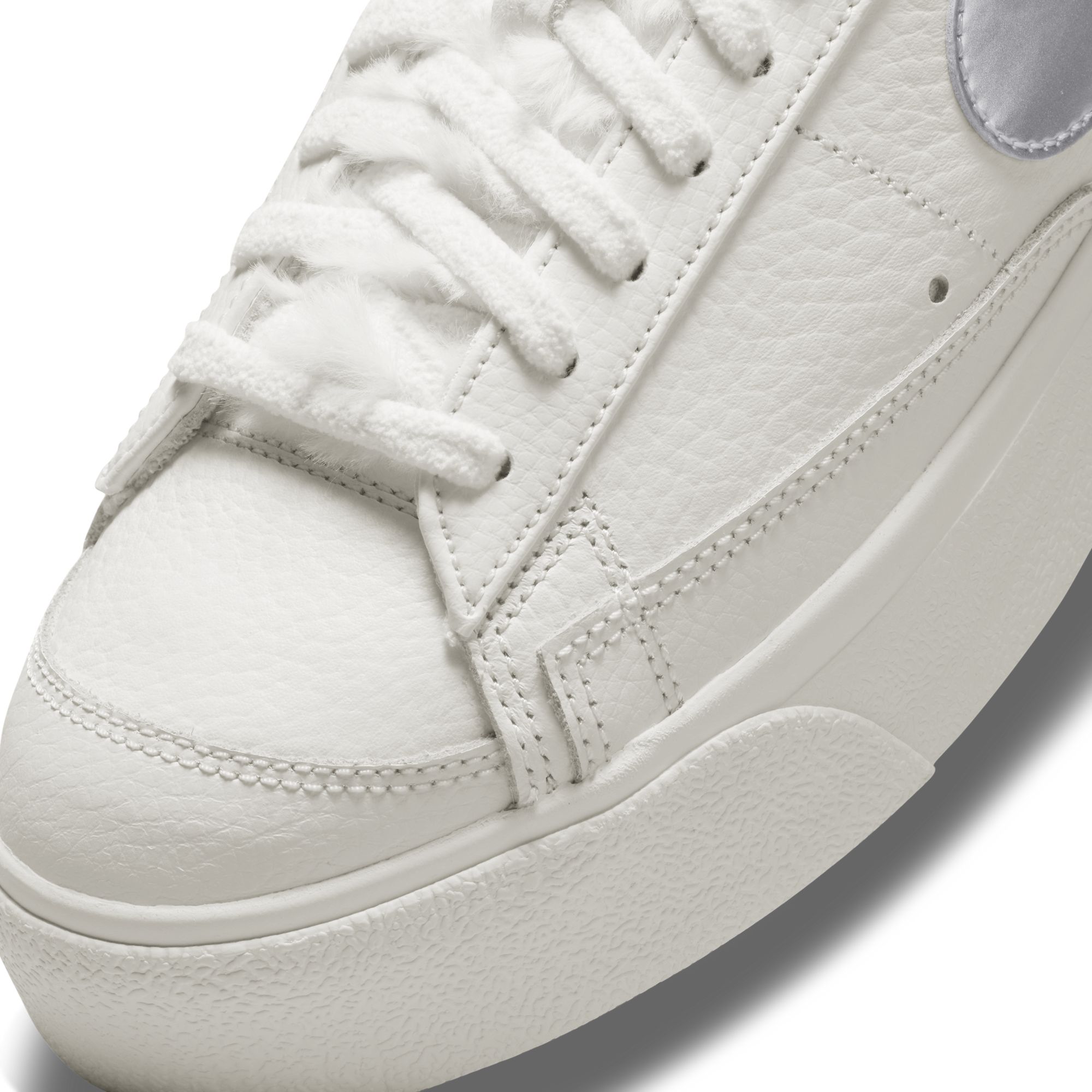 Nike Blazer Low Platform ''Metallic Swoosh'' Kadın Spor Ayakkabı