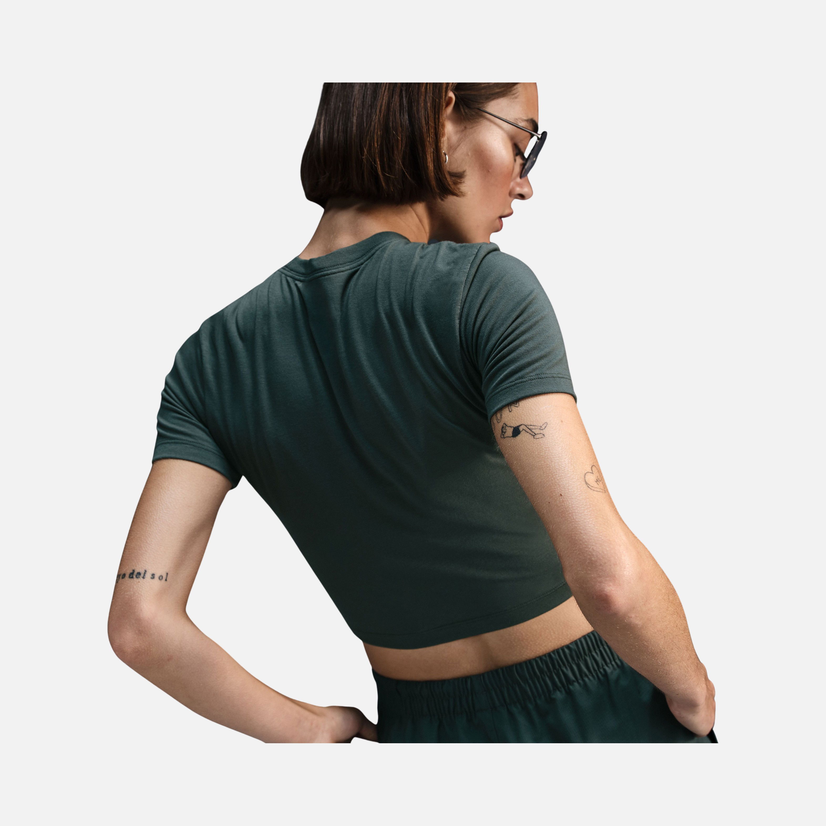 Nike Sportswear Essential Slim-Fit Cropped Short-Sleeve Kadın Tişört