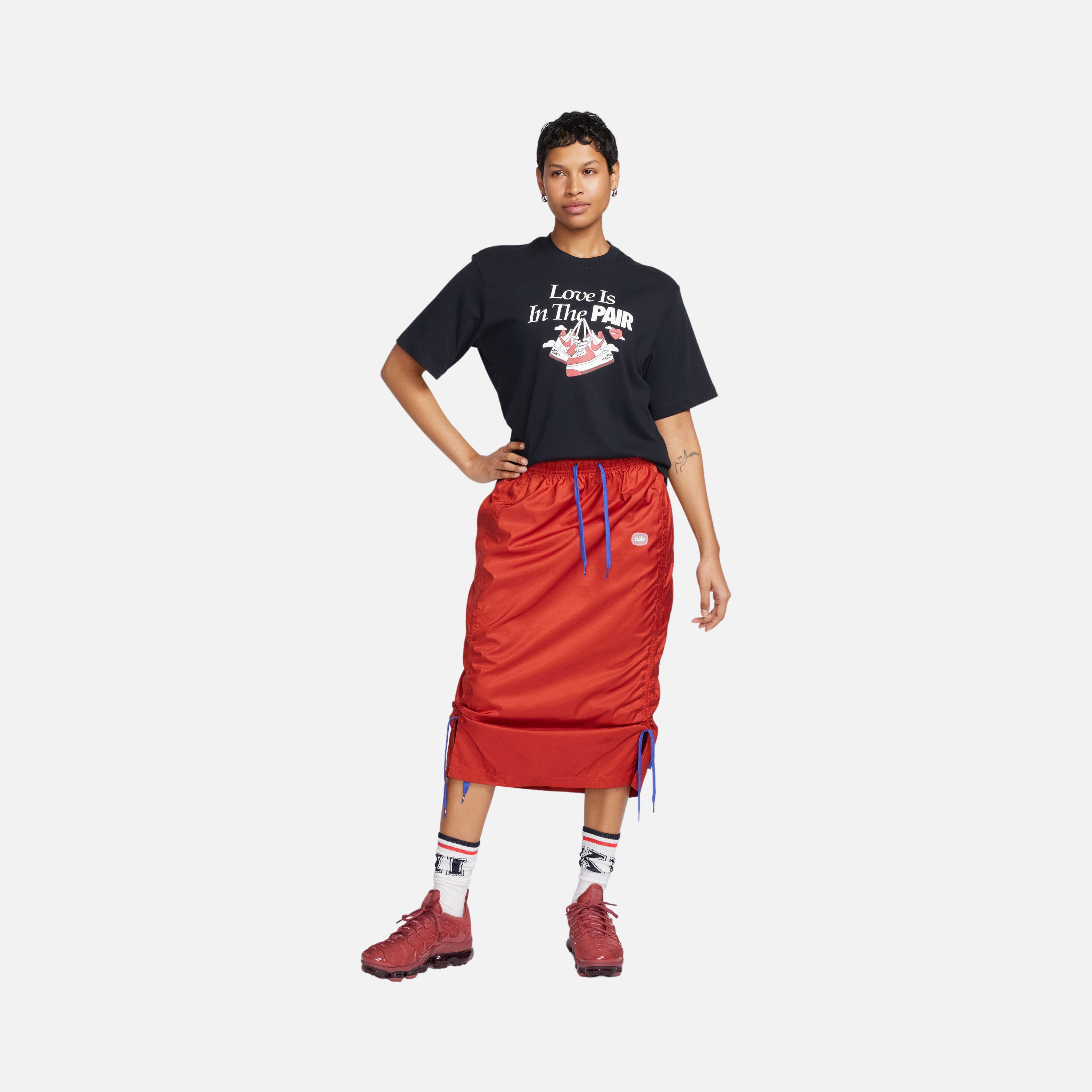 Nike Sportswear ''Love is in the Couple'' Graphic Oc 1 Boxy Vday Short-Sleeve Kadın Tişört