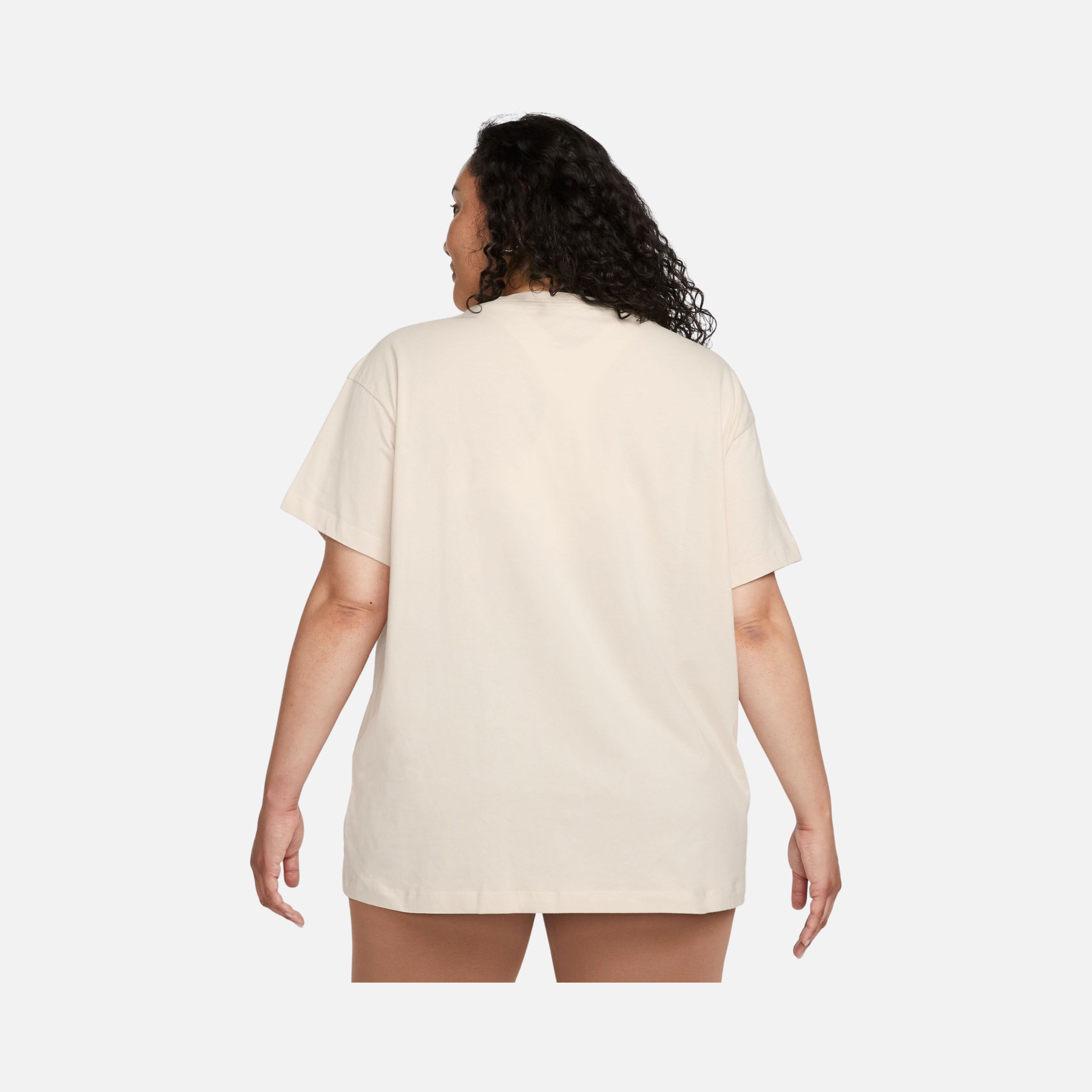 Nike Sportswear Essential Relaxed Fit Short-Sleeve (Plus Size) Kadın Tişört