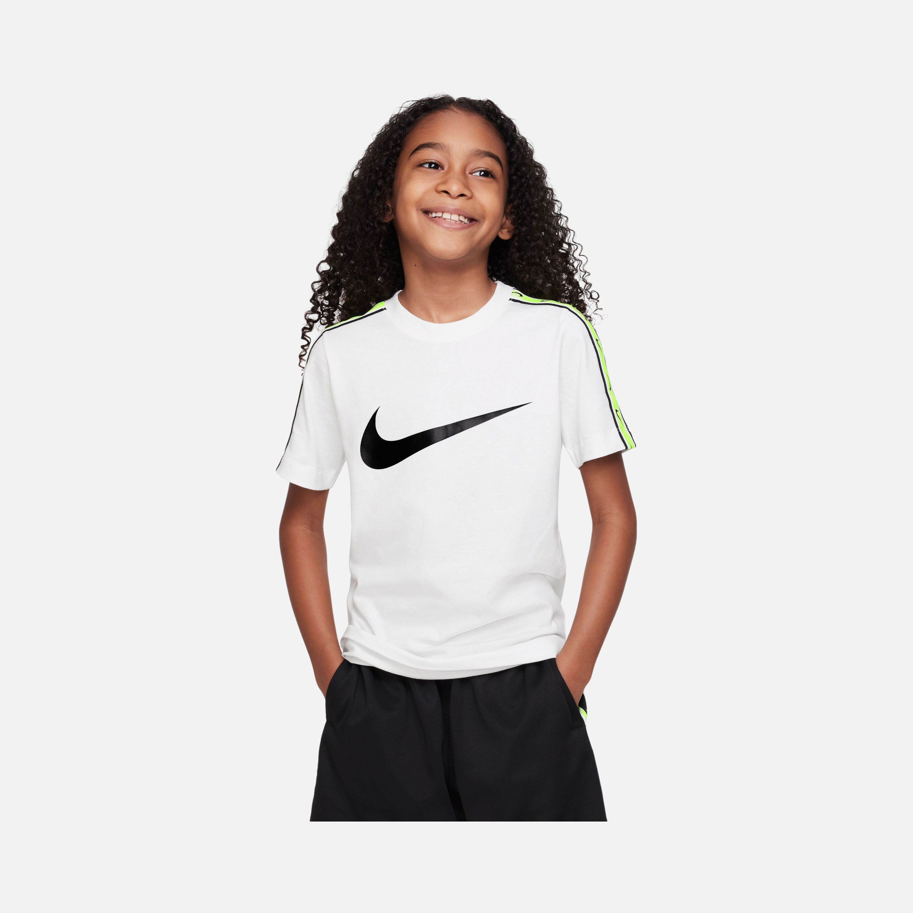 Nike Sportswear Repeat Older (Boys') Short-Sleeve Çocuk Tişört