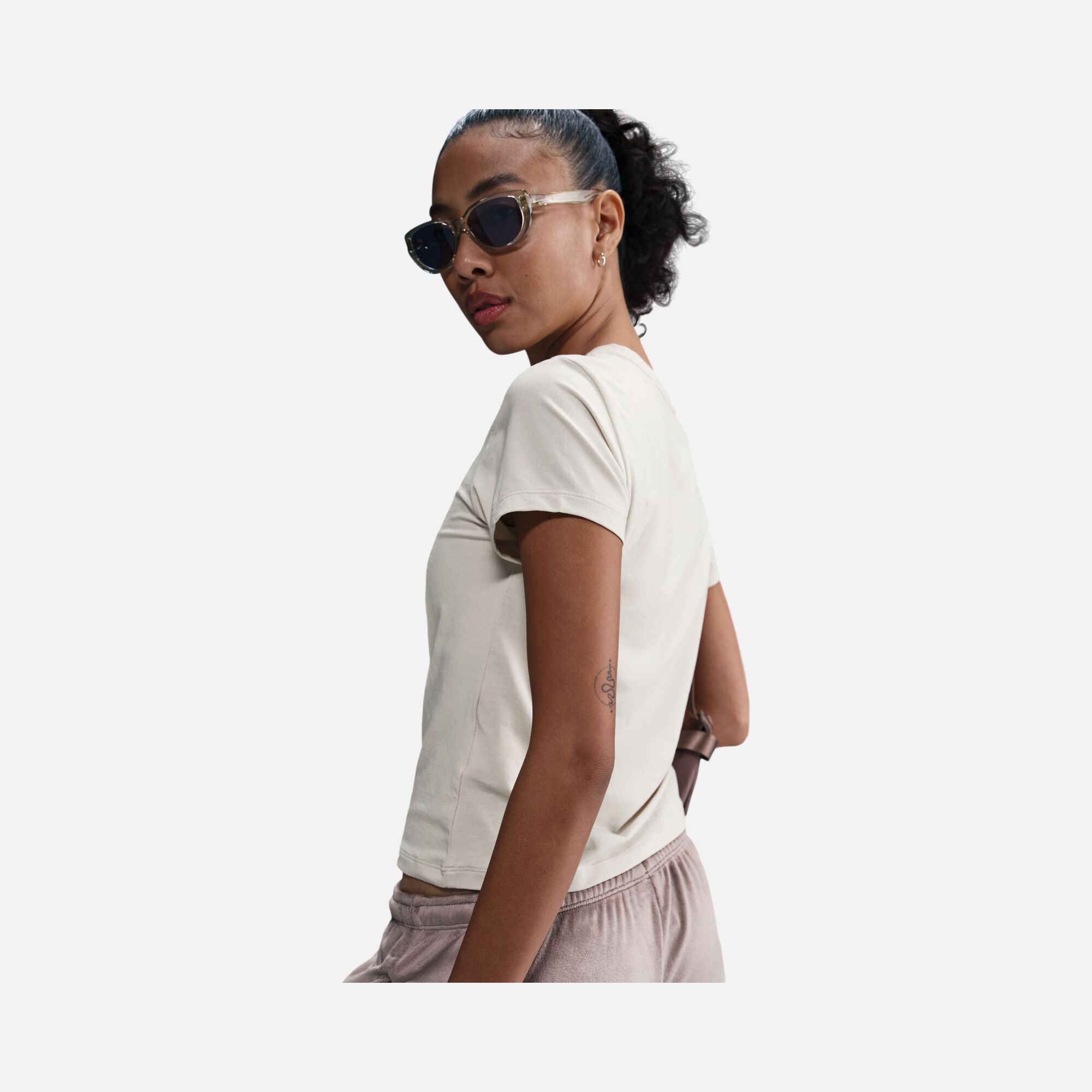 Nike Sportswear Essentials Chill Knit Short-Sleeve Kadın Tişört