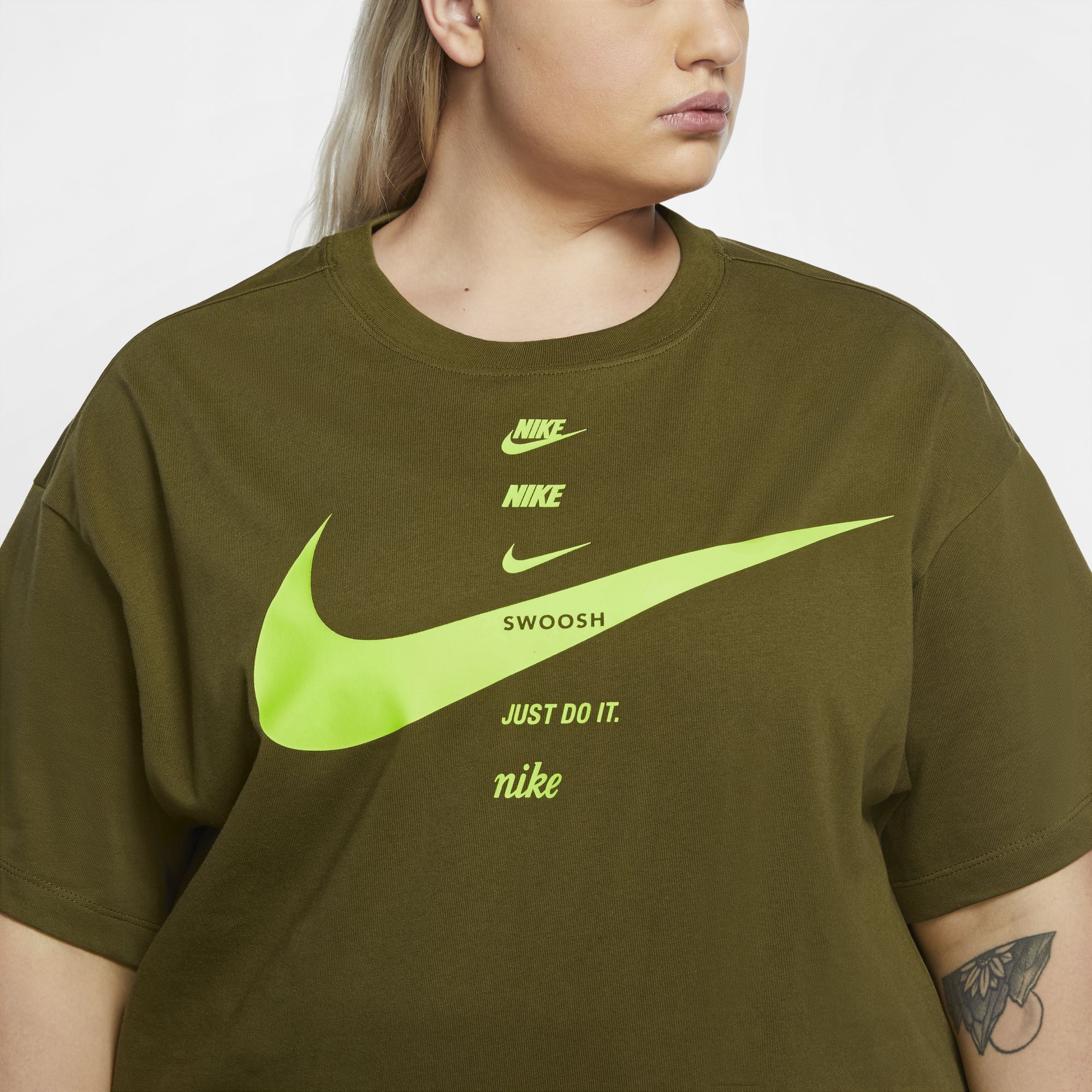 Nike Sportswear Swoosh Short-Sleeve Top Kadın Tişört
