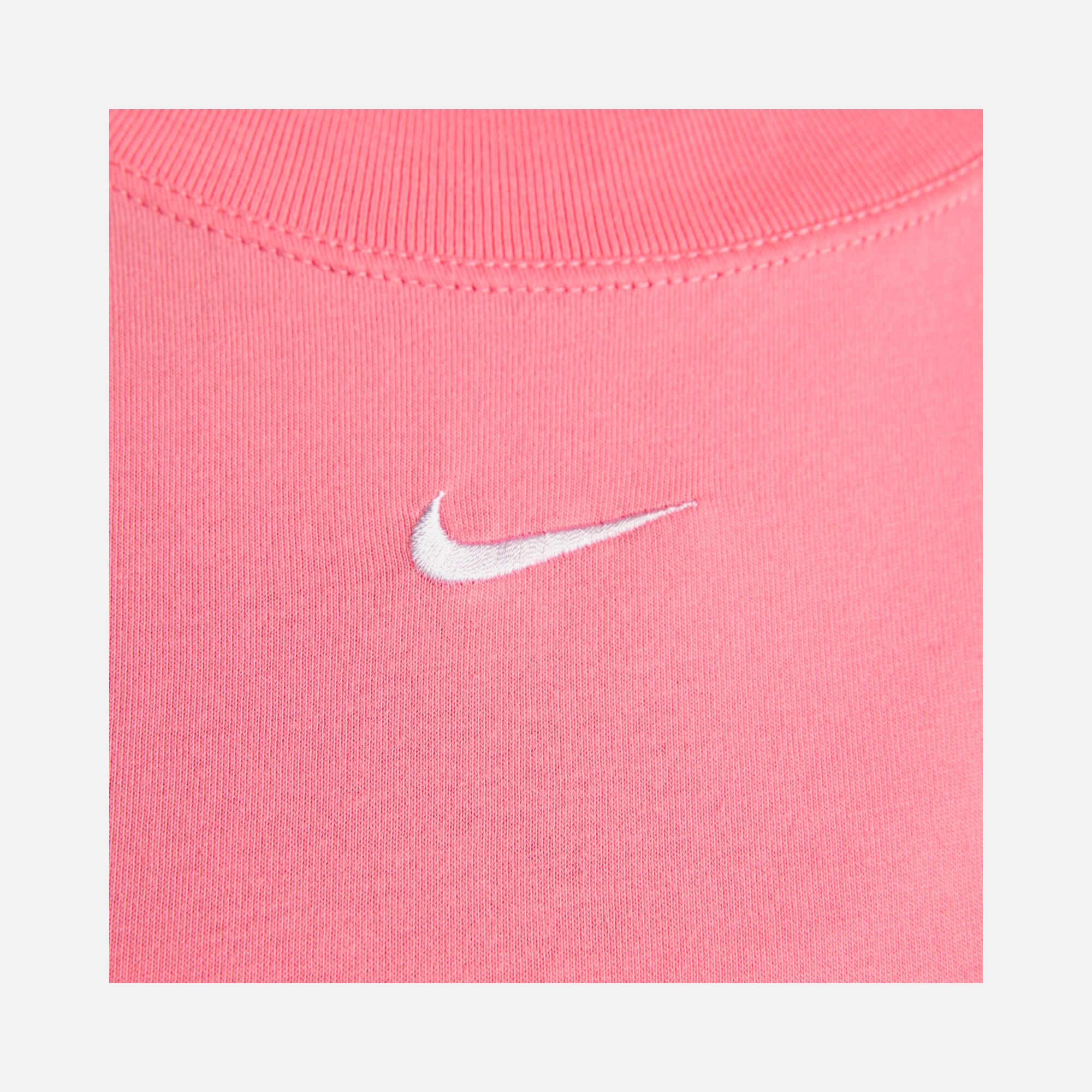 Nike Sportswear Essential Short-Sleeve (Plus Size) Kadın Tişört