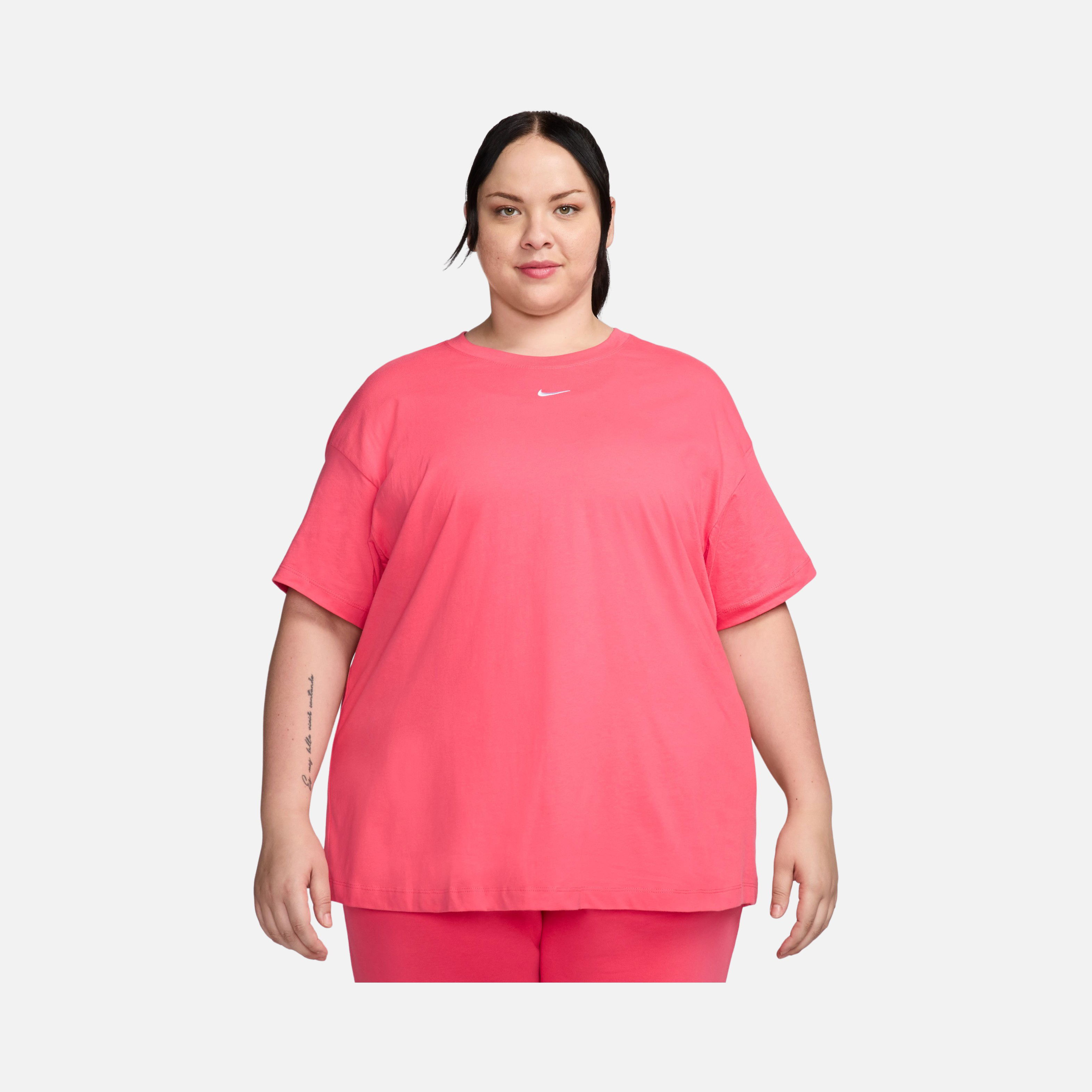 Nike Sportswear Essential Relaxed Fit Short-Sleeve (Plus Size) Kadın Tişört