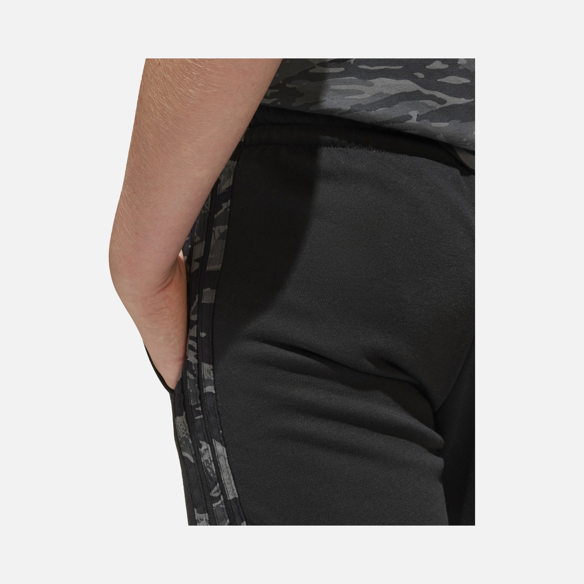 adidas Sportswear Essentials Camouflage 3-Stripes Detail French Terry Regular-Fit Çocuk Şort