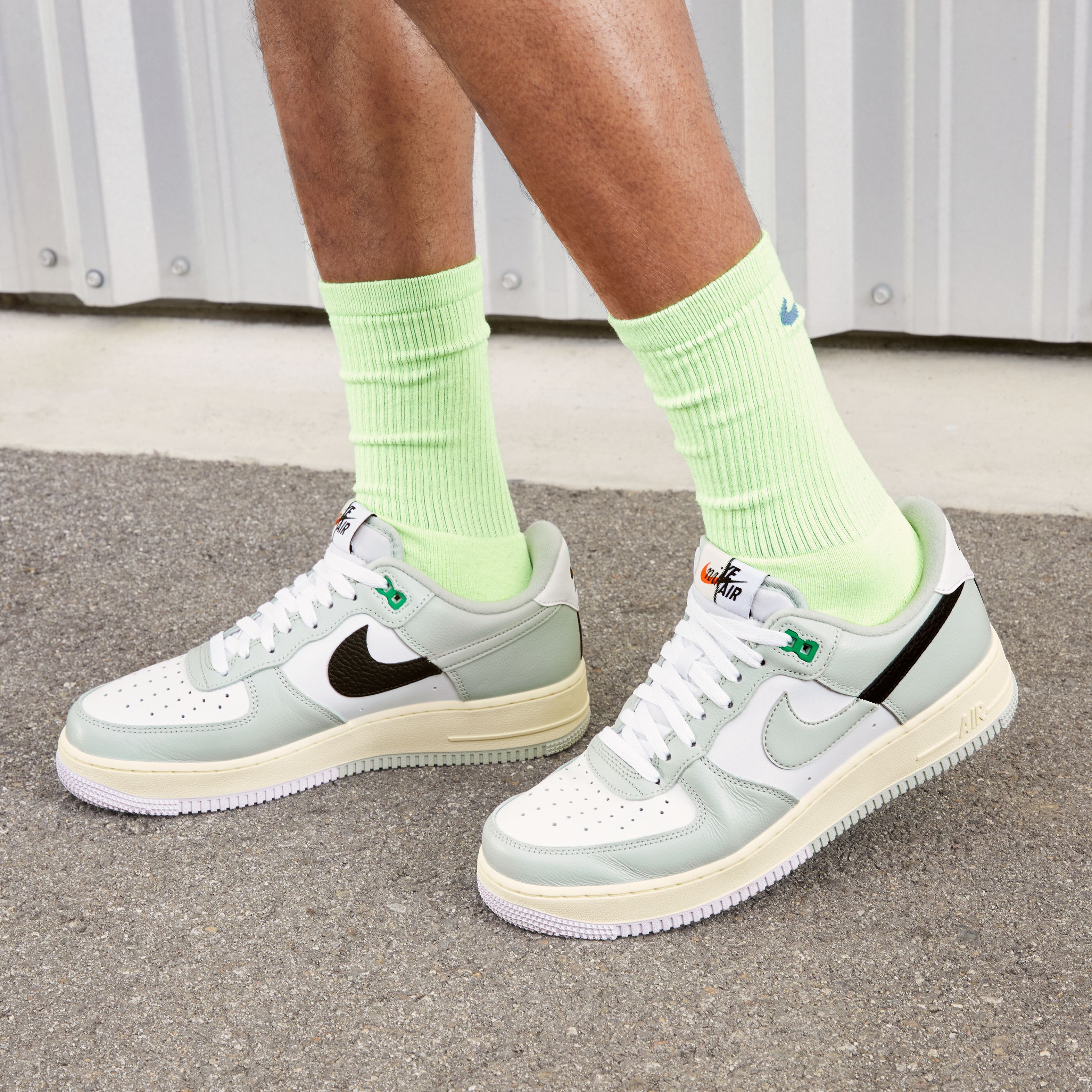 Nike Air Force 1 '07 LV8 ''Split Color Swoosh Logo'' Erkek Spor Ayakkabı