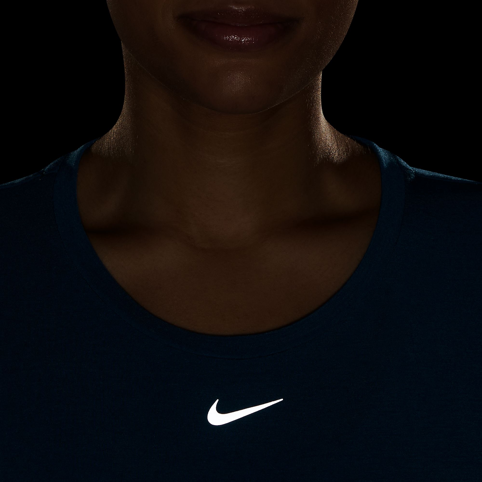 Nike Dri-Fit One Luxe Standard Fit Short-Sleeve Kadın Tişört