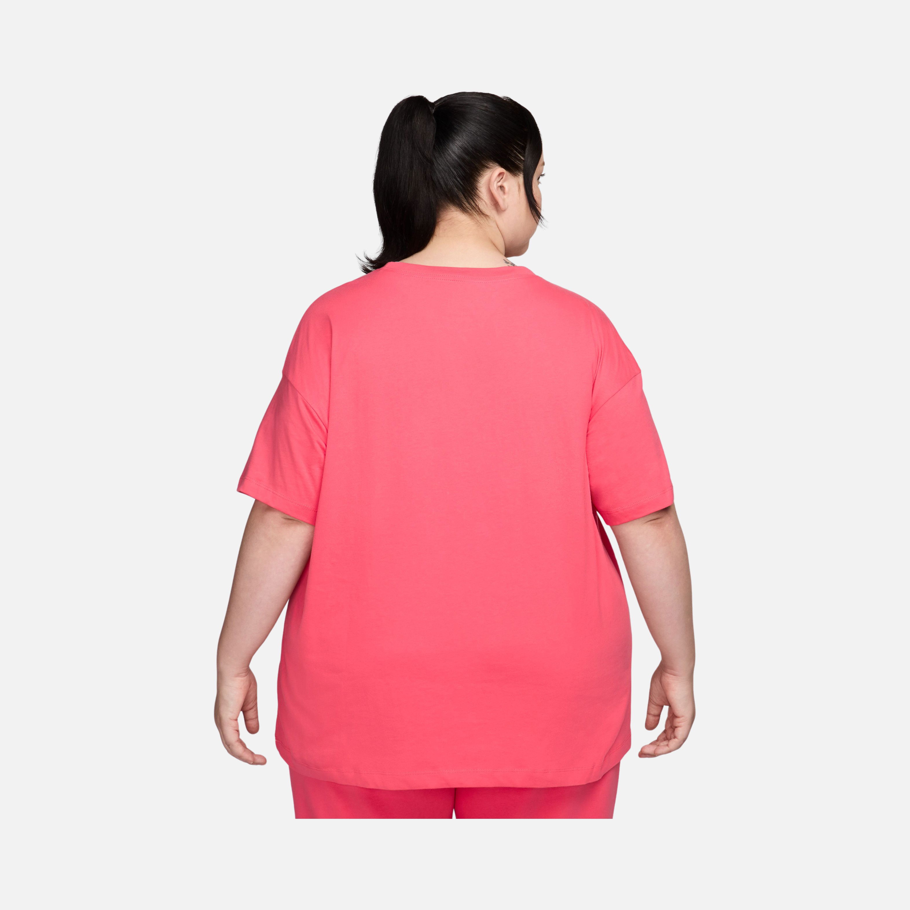 Nike Sportswear Essential Relaxed Fit Short-Sleeve (Plus Size) Kadın Tişört