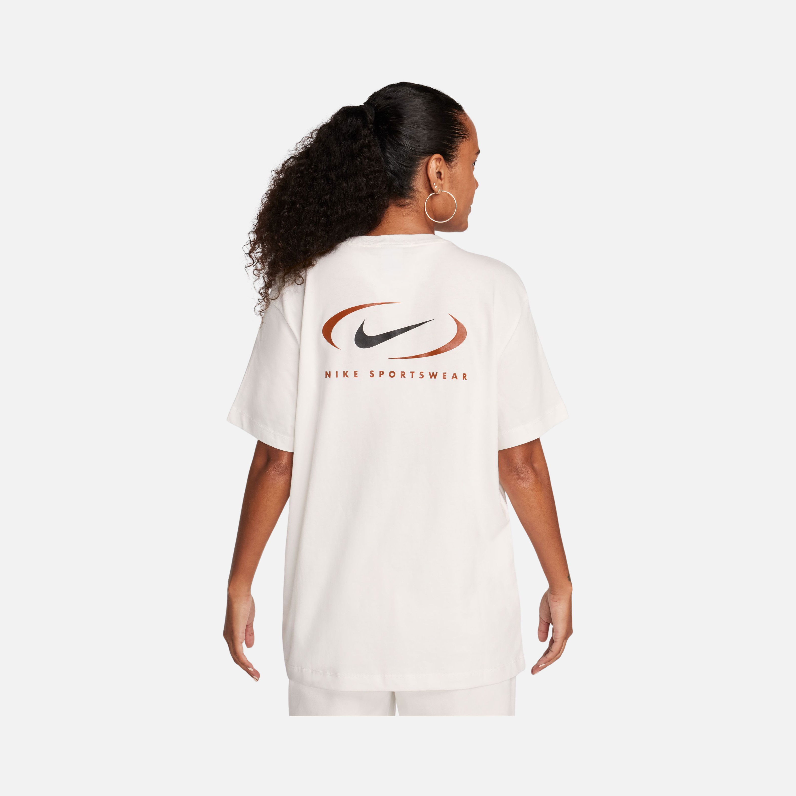 Nike Sportswear Swoosh Printed Boyfriend Short-Sleeve Kadın Tişört