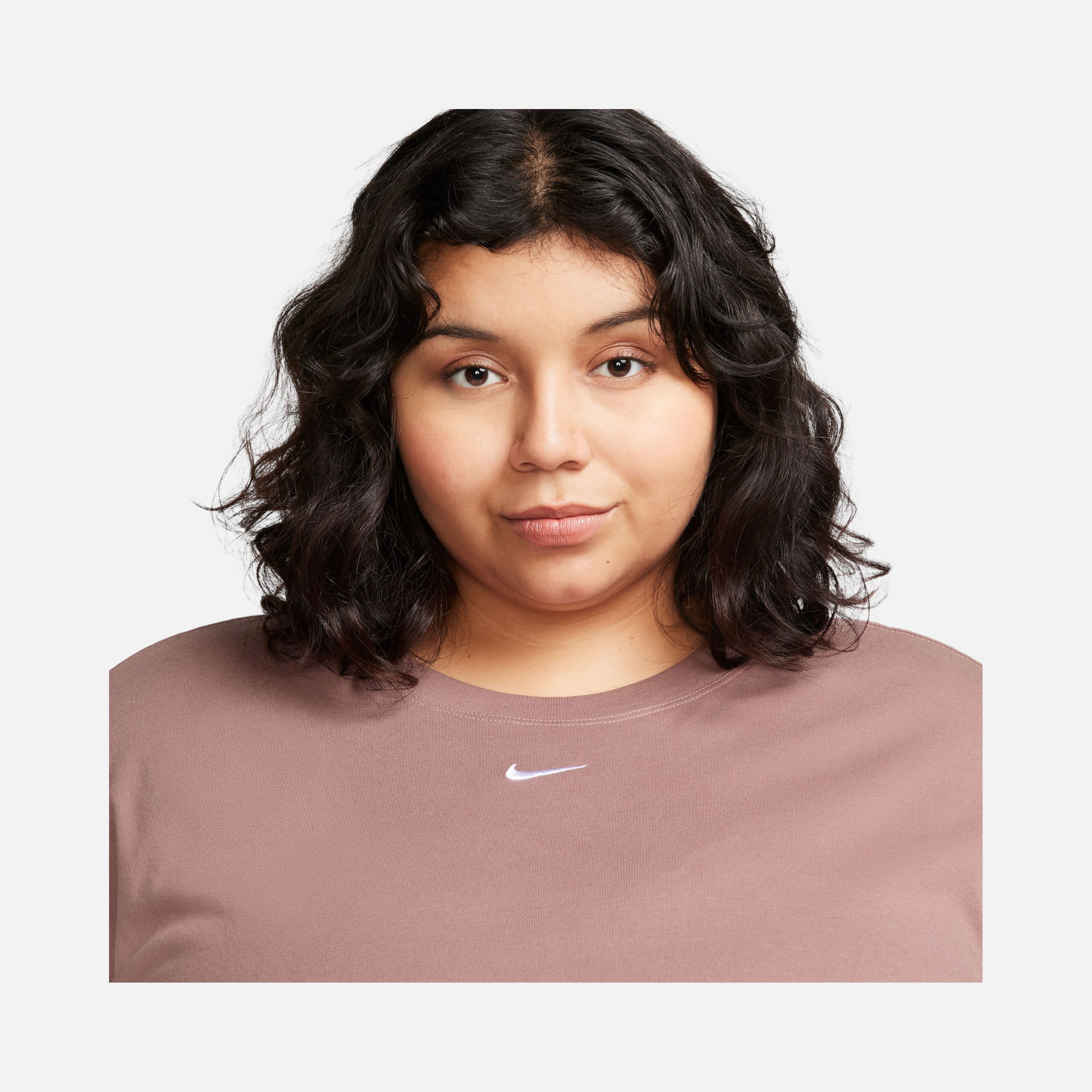 Nike Sportswear Essential Relaxed Fit Short-Sleeve (Plus Size) Kadın Tişört