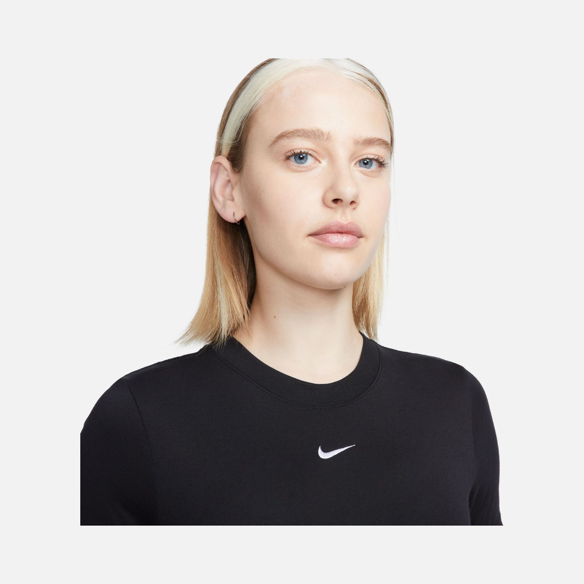 Nike Sportswear Essential Slim-Fit Cropped Short-Sleeve Kadın Tişört
