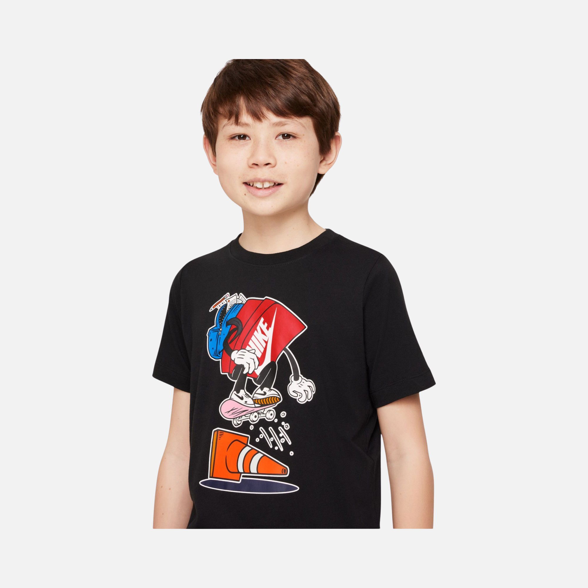 Nike Sportswear Boxy Patch Graphic Short-Sleeve (Boys') Çocuk Tişört